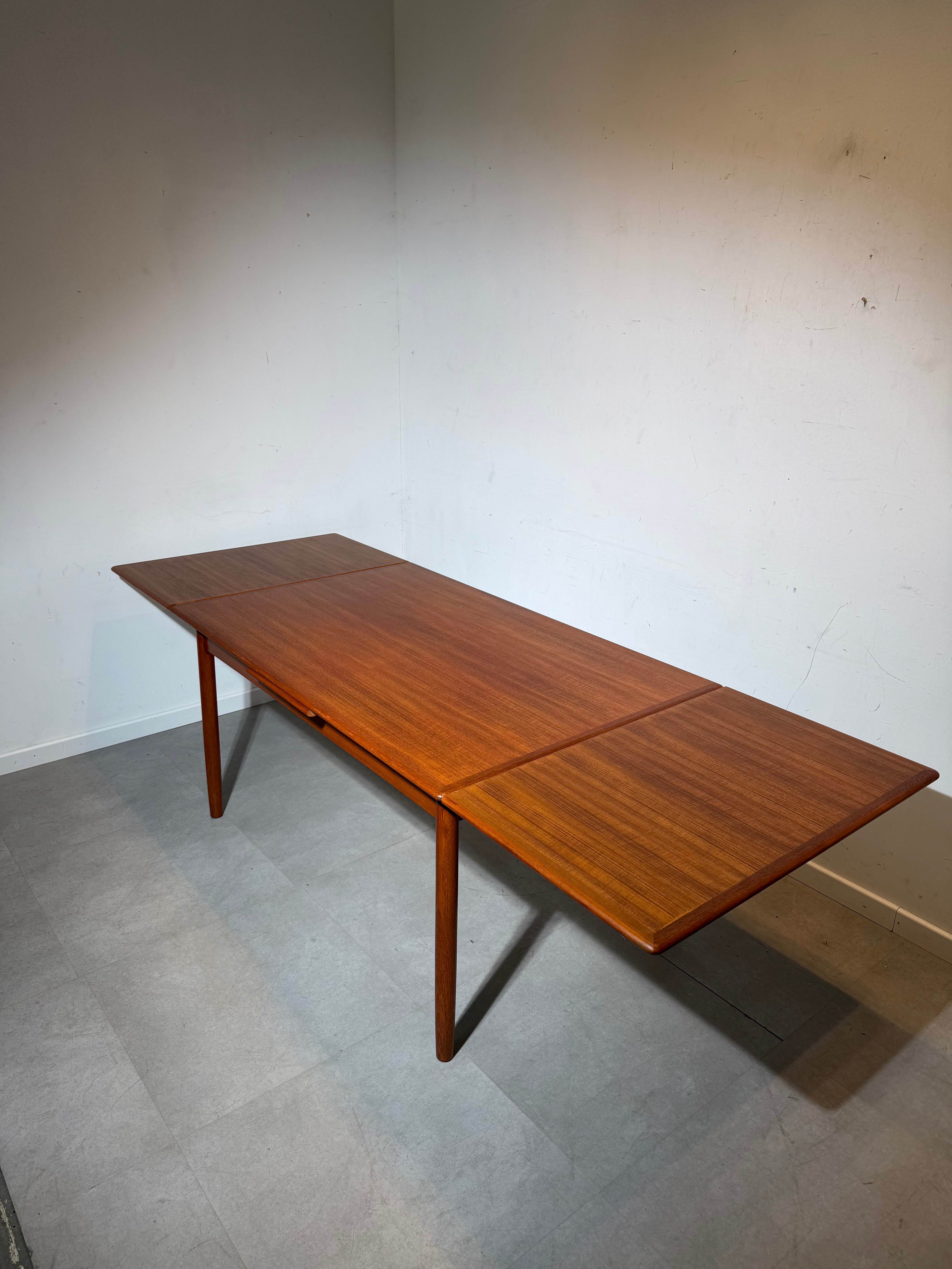 Vintage Extendable Rectangular Teak Dining Table – Mid-Century Modern ...
