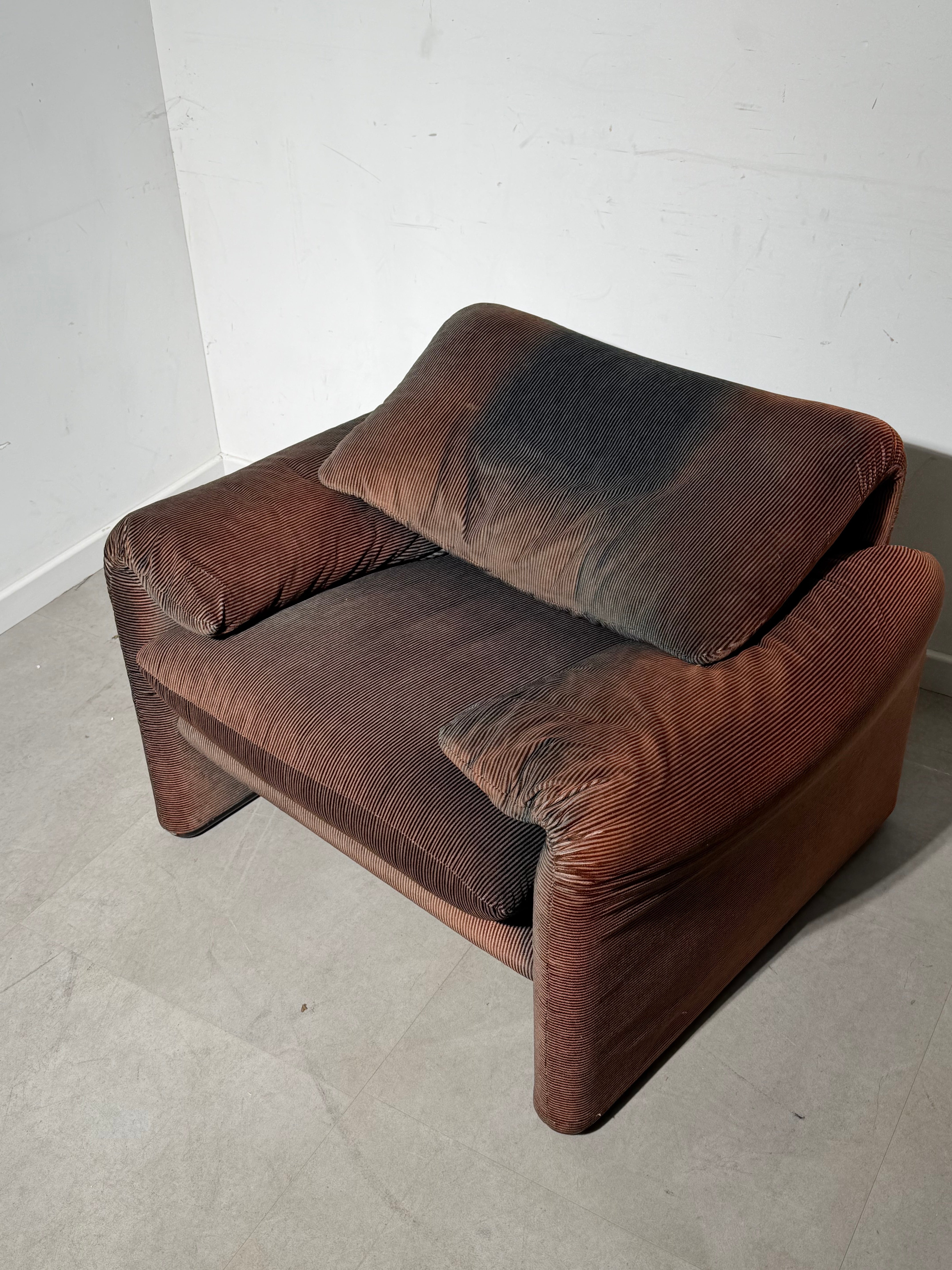 Cassina “Maralunga” One-Seater – Iconic Design with Sun-Kissed Patina