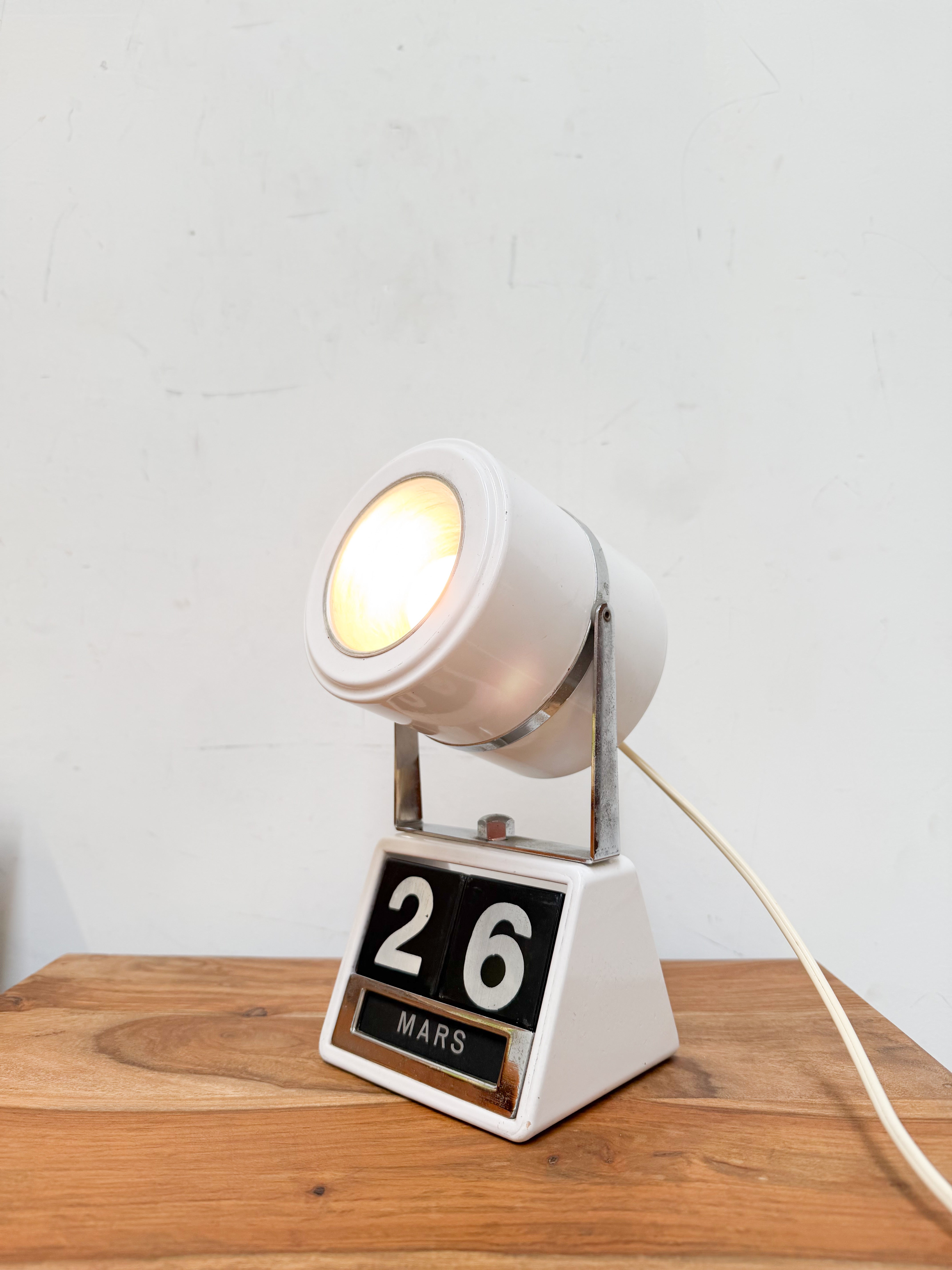 Vintage Adjustable Desk Lamp with Perpetual Calendar – White & Chrome – 24 x 12 cm