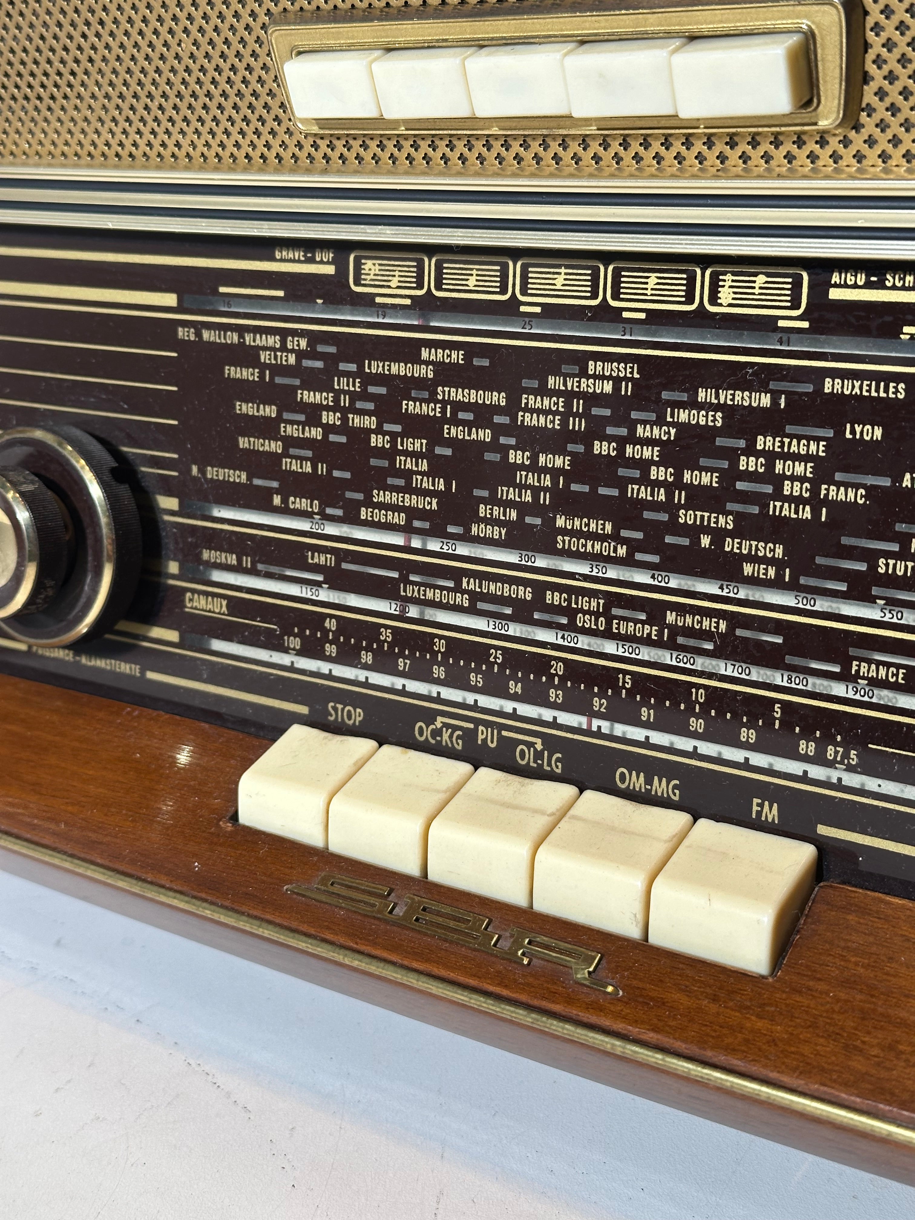 Vintage SBR R11 tube radio