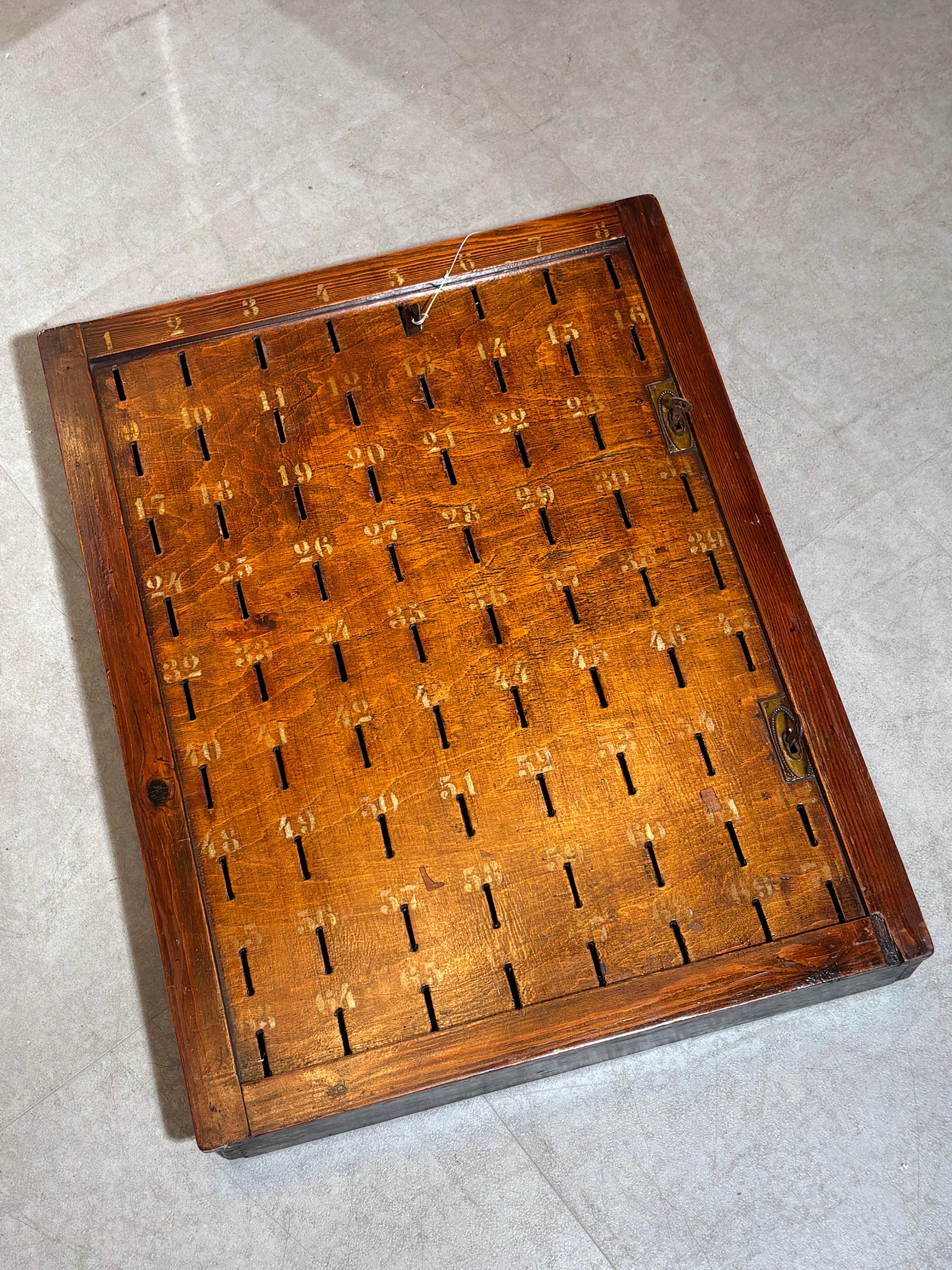 Antieke houten café spaarkast