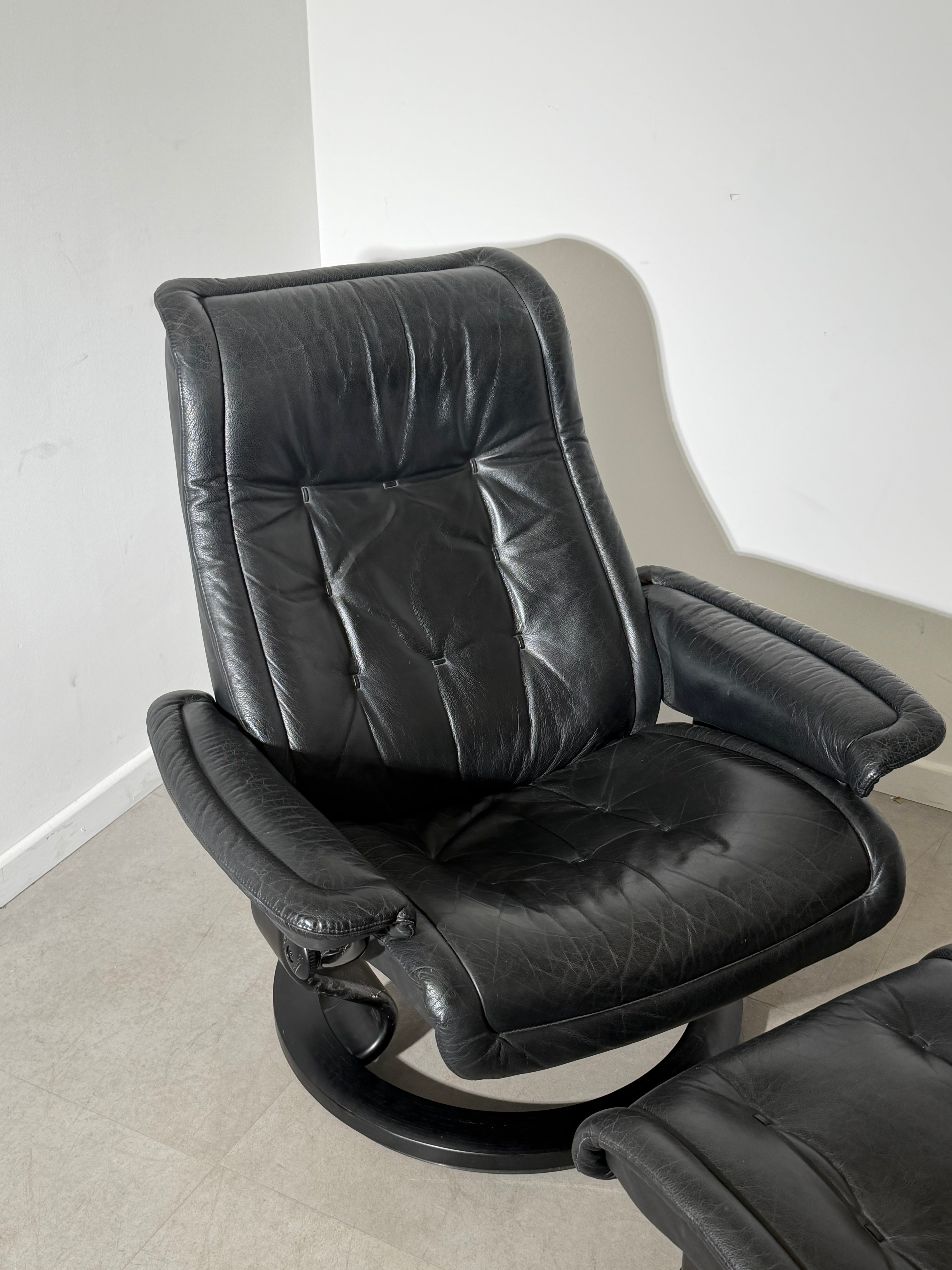 Stressless Black Relaxchair with Ottoman