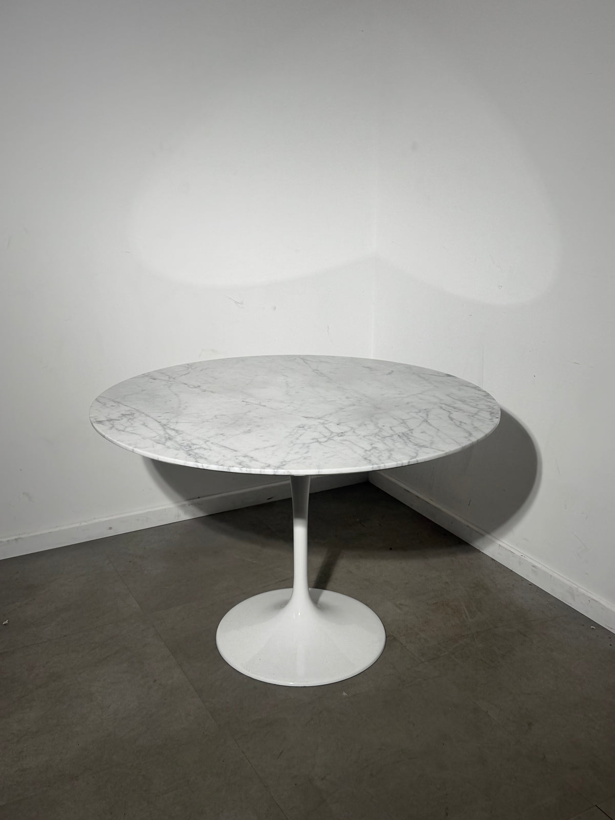 Tulip Dining Table with White Marble Top – Ø 110