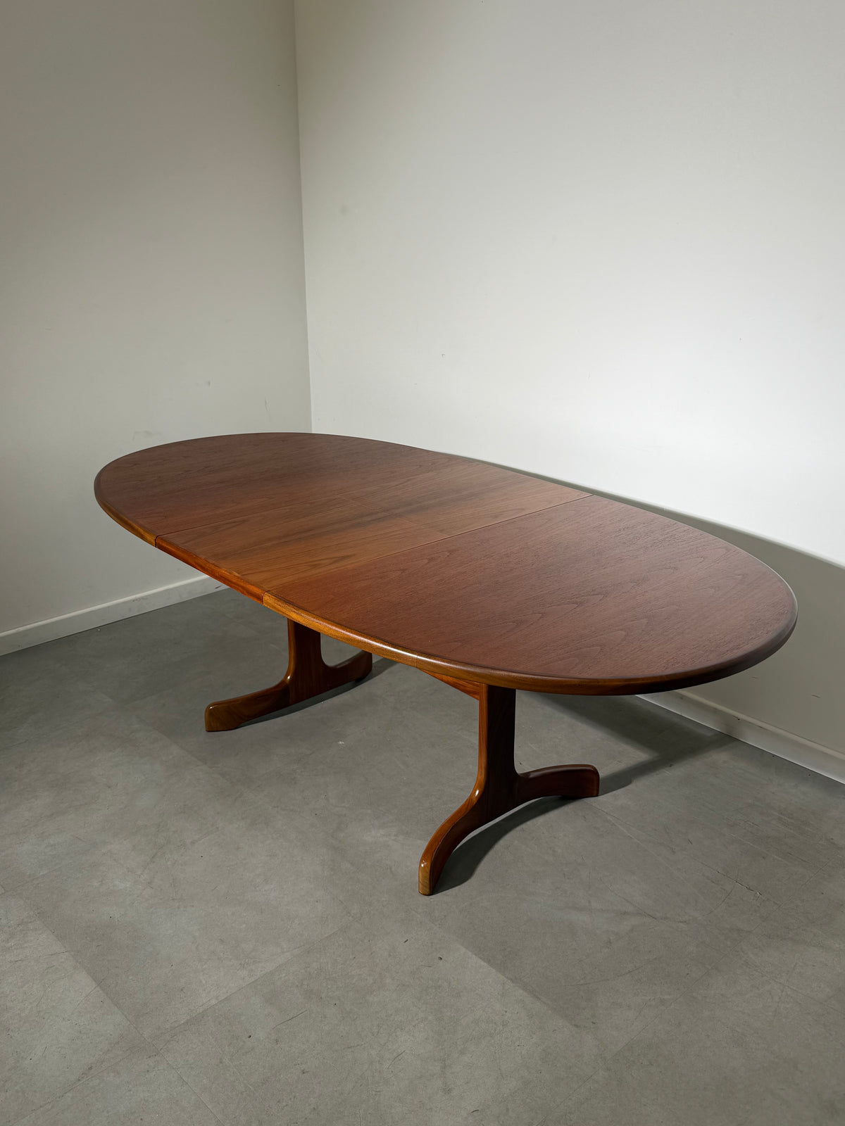 G-Plan “Whale Tail” Extendable Teak Dining Table – Mid-Century Modern