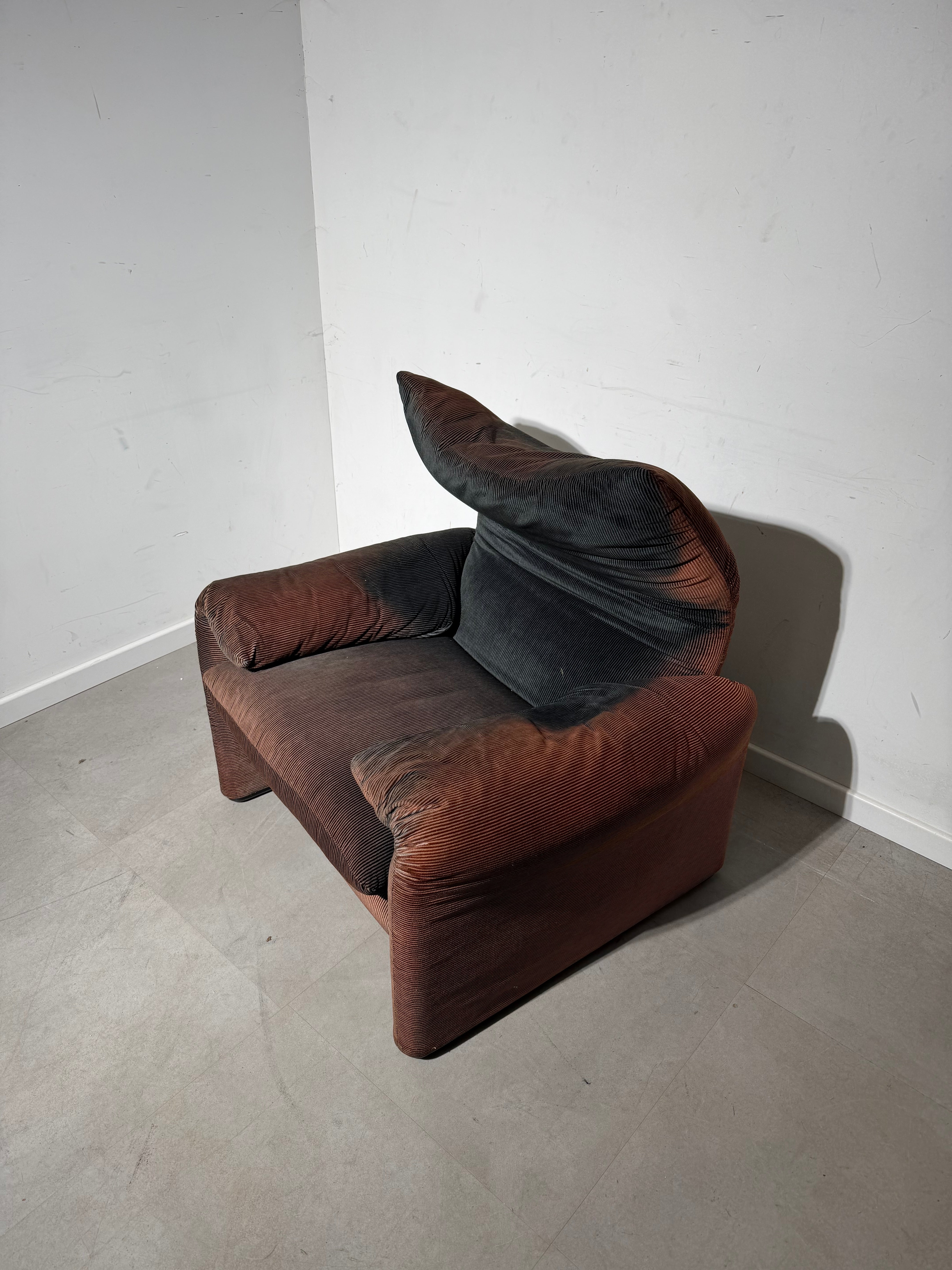 Cassina “Maralunga” One-Seater – Iconic Design with Sun-Kissed Patina