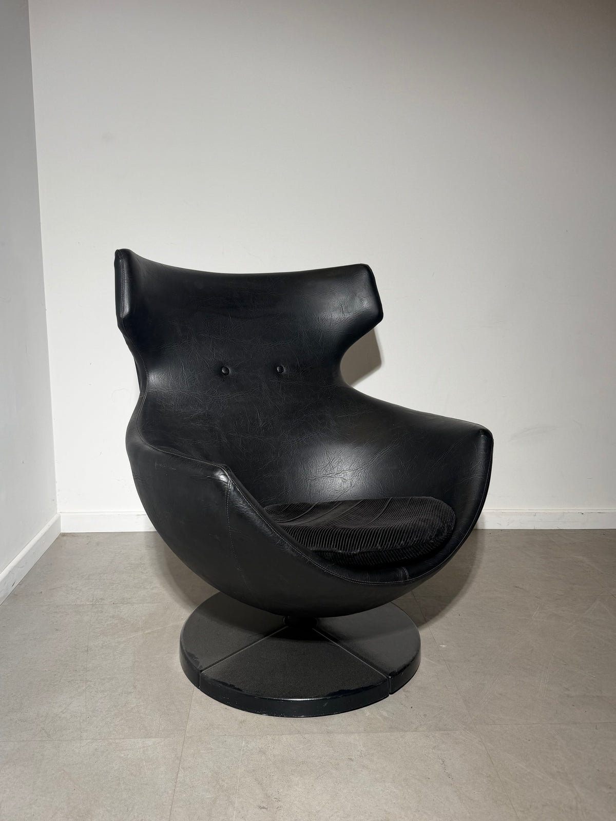 Jupiter Swivel Lounge Chair by Pierre Guariche for Meurop – Black