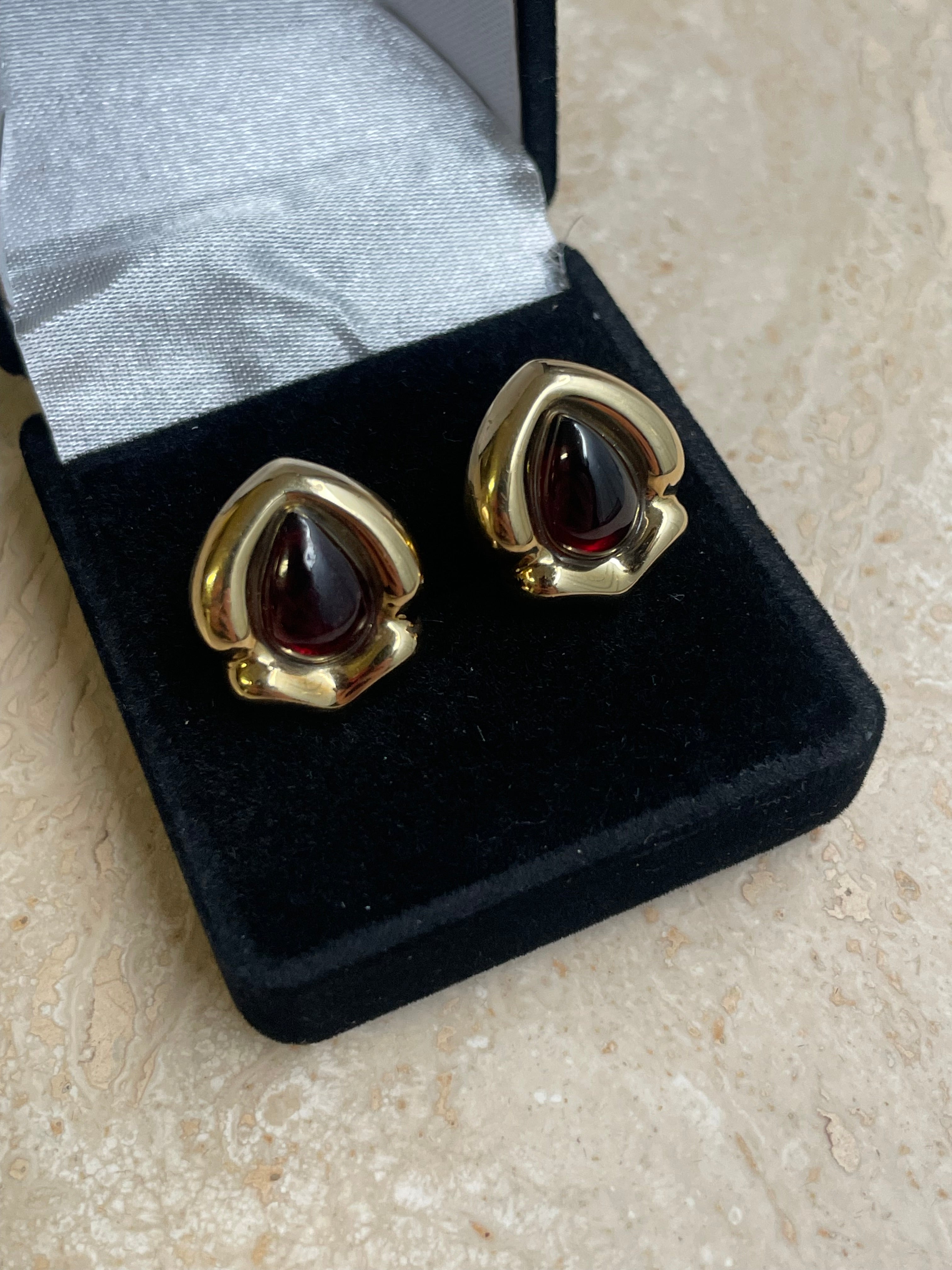 Boucles d'oreilles en or jaune 18 carats avec pierre de granit