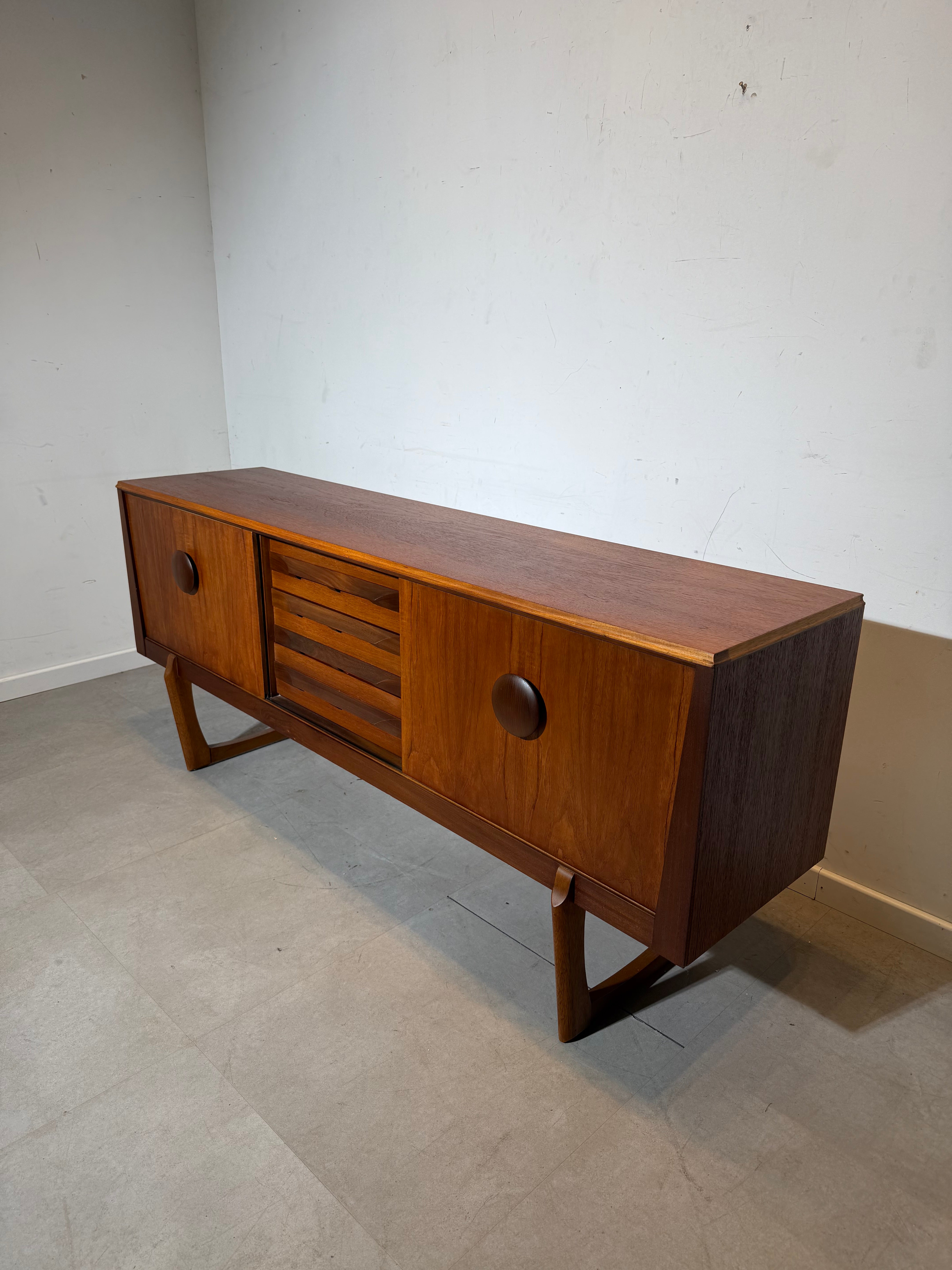 Buffet en teck Elliotts of Newbury – Style moderne du milieu du siècle (Royaume-Uni, années 1960)