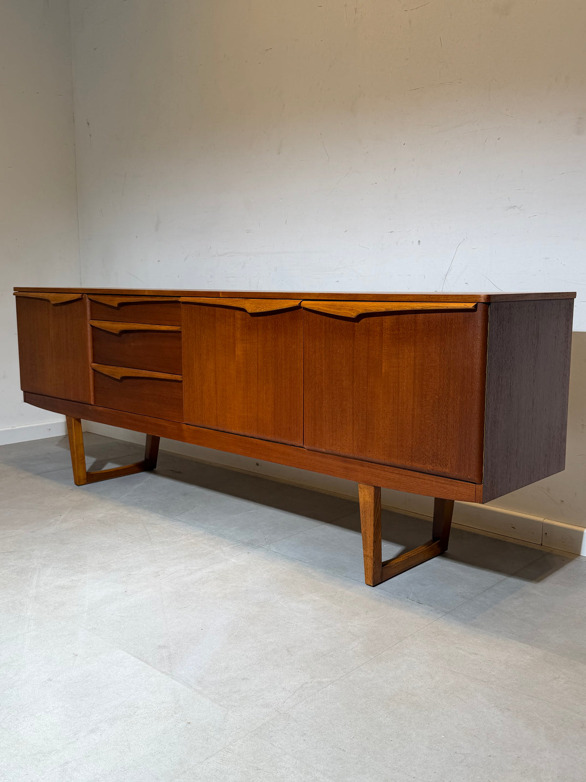 Stonehill Teakhouten Buffetskast – Brits Modern Mid-Century Design