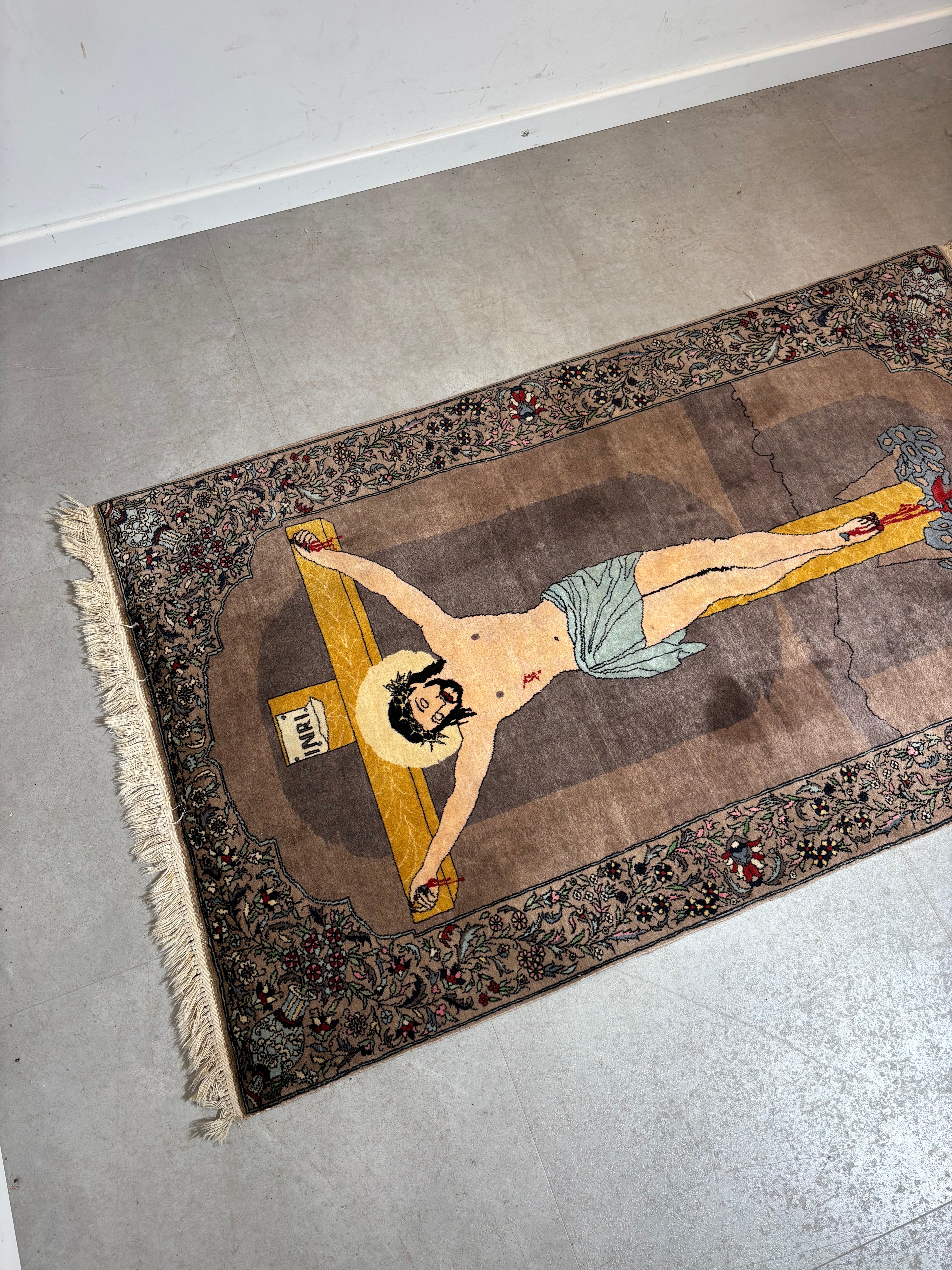 Tapis Tabriz semi-ancien à motifs représentant le Christ en croix