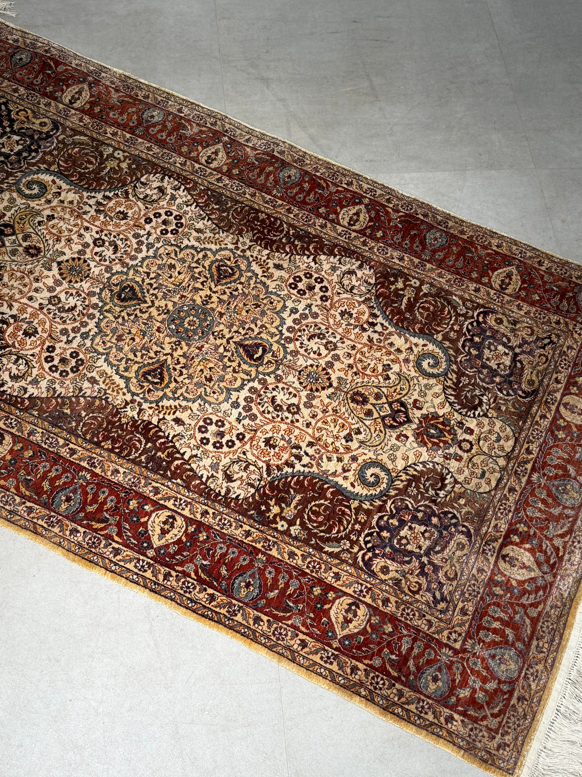 Silk Rug with Floral Medallion – 155 × 93 cm