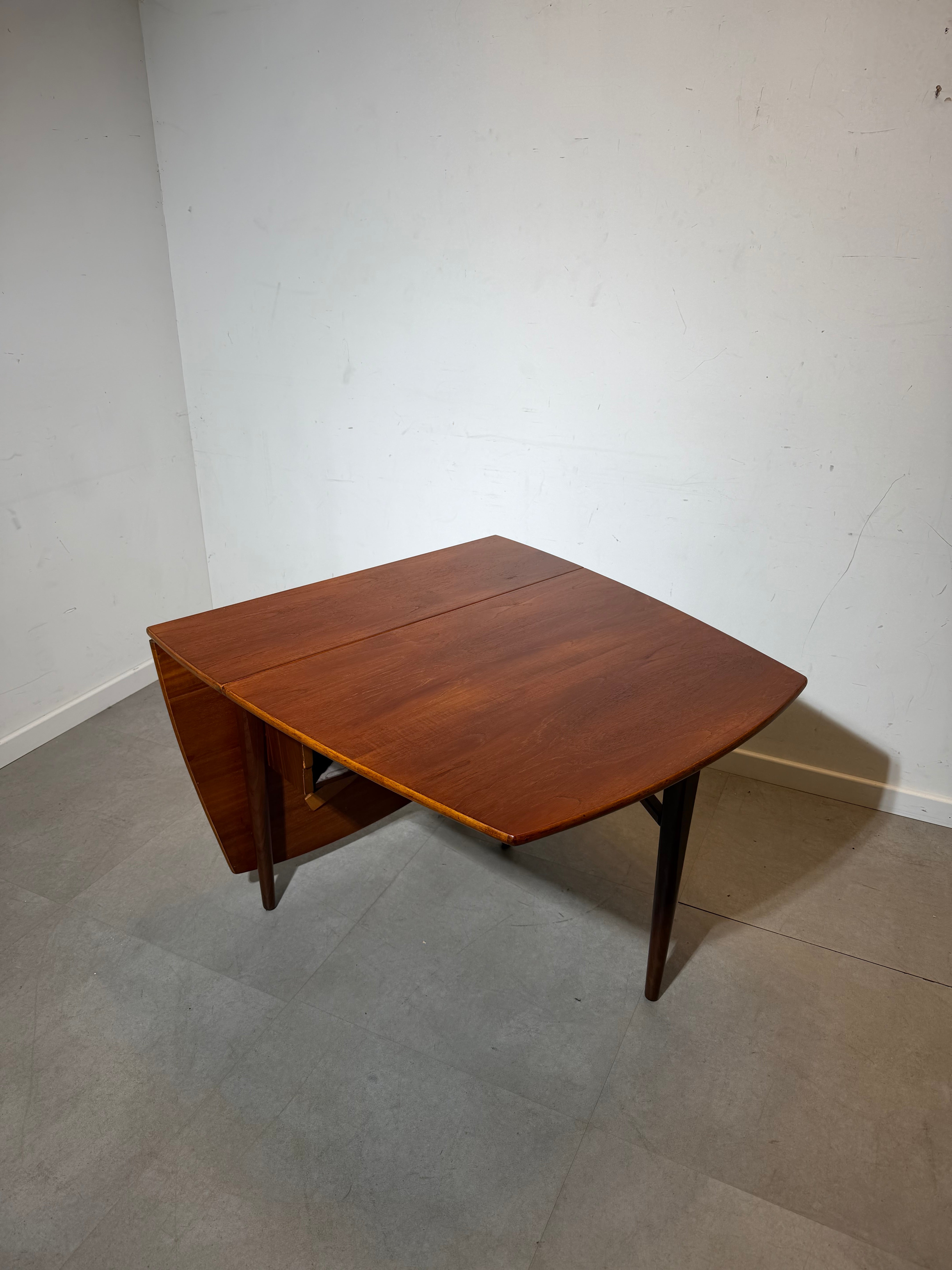 Mid-Century Teak Drop-Leaf Dining Table – Scandinavian Style (1960s)