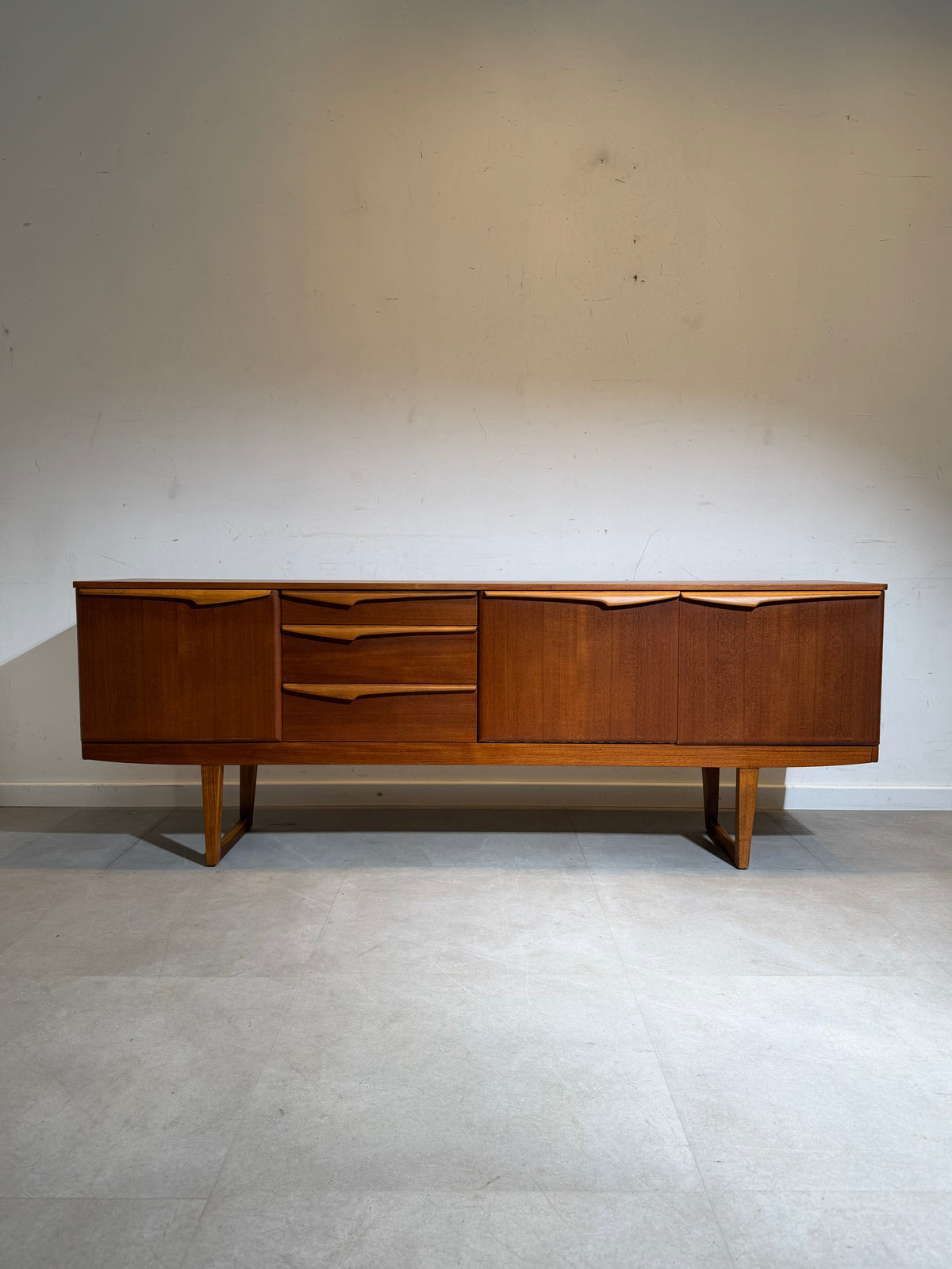 Stonehill Teakhouten Buffetskast – Brits Modern Mid-Century Design
