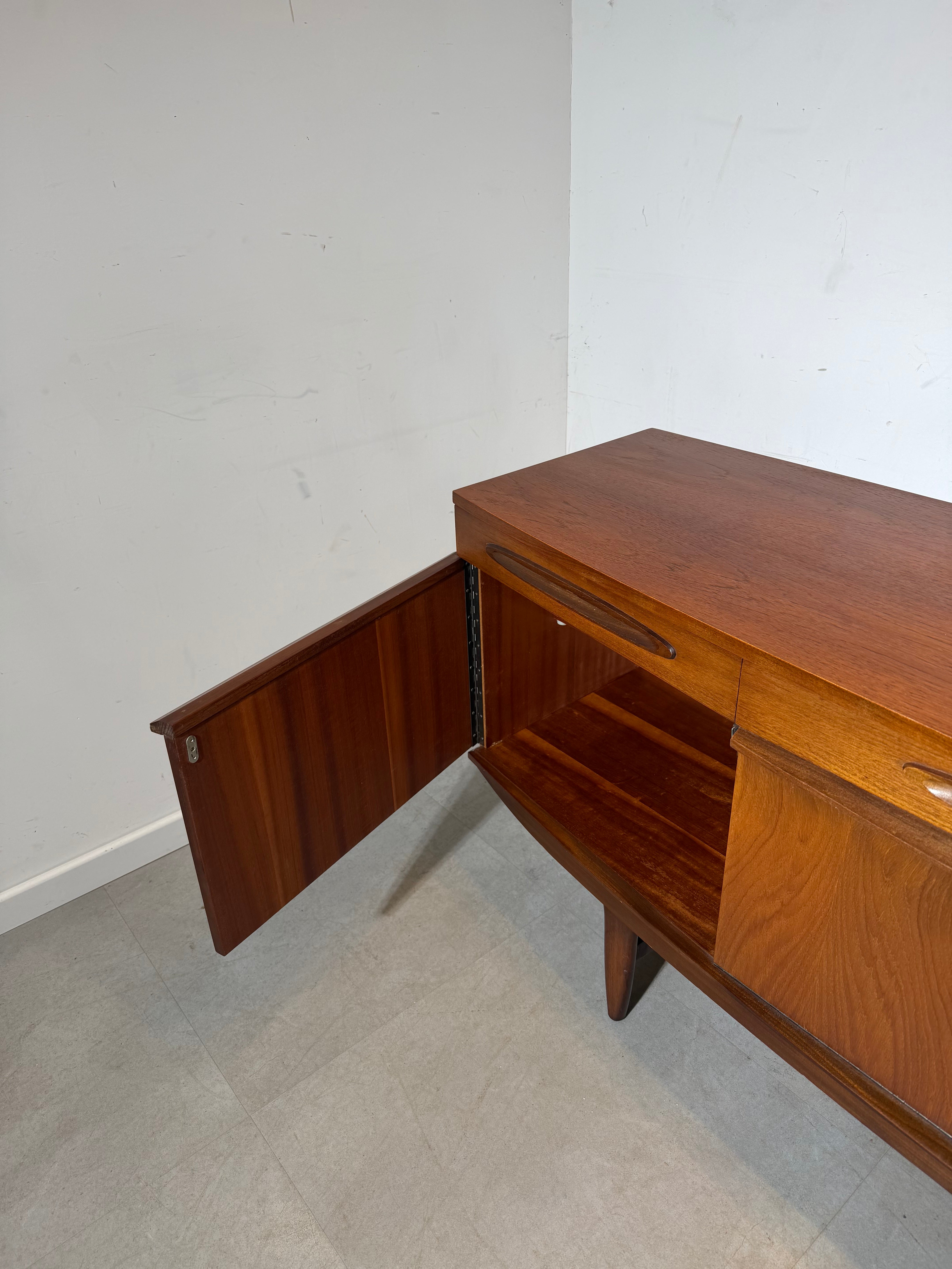 Buffet en teck Elliotts of Newbury – Style moderne du milieu du siècle (Royaume-Uni, années 1960)