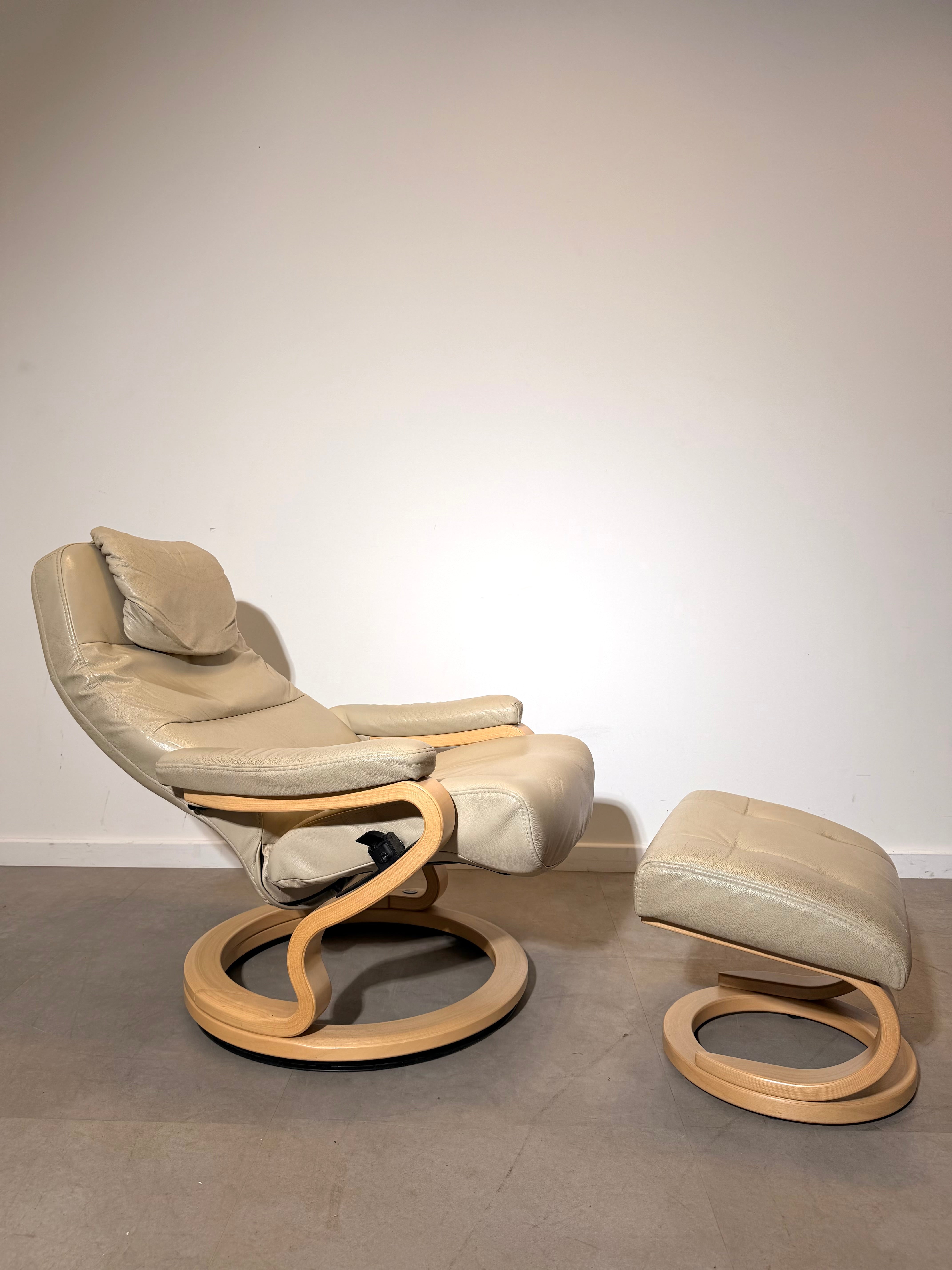 Himolla Recliner Lounge Chair with Ottoman