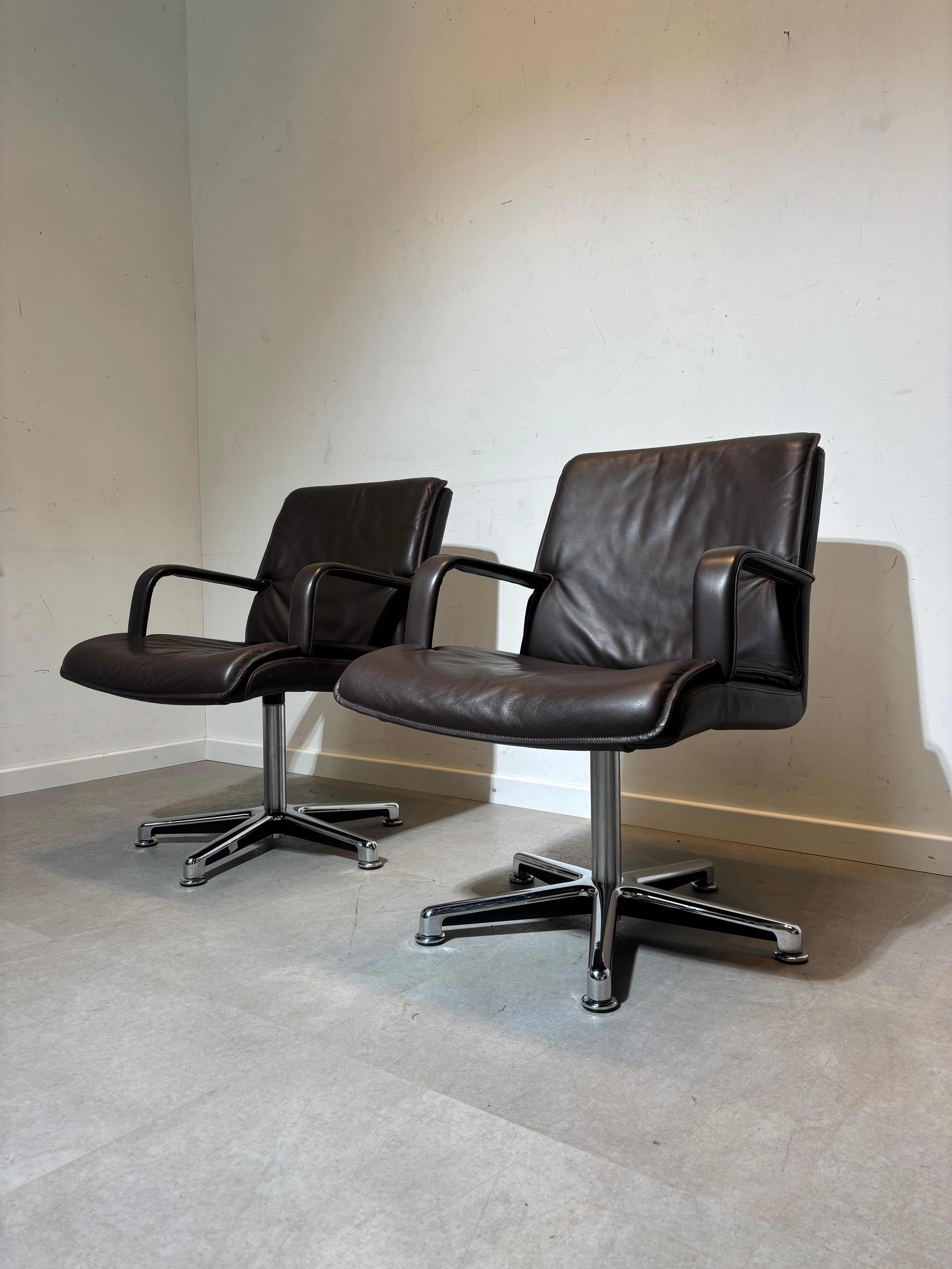 Walter Knoll Swivel Conference Chair
