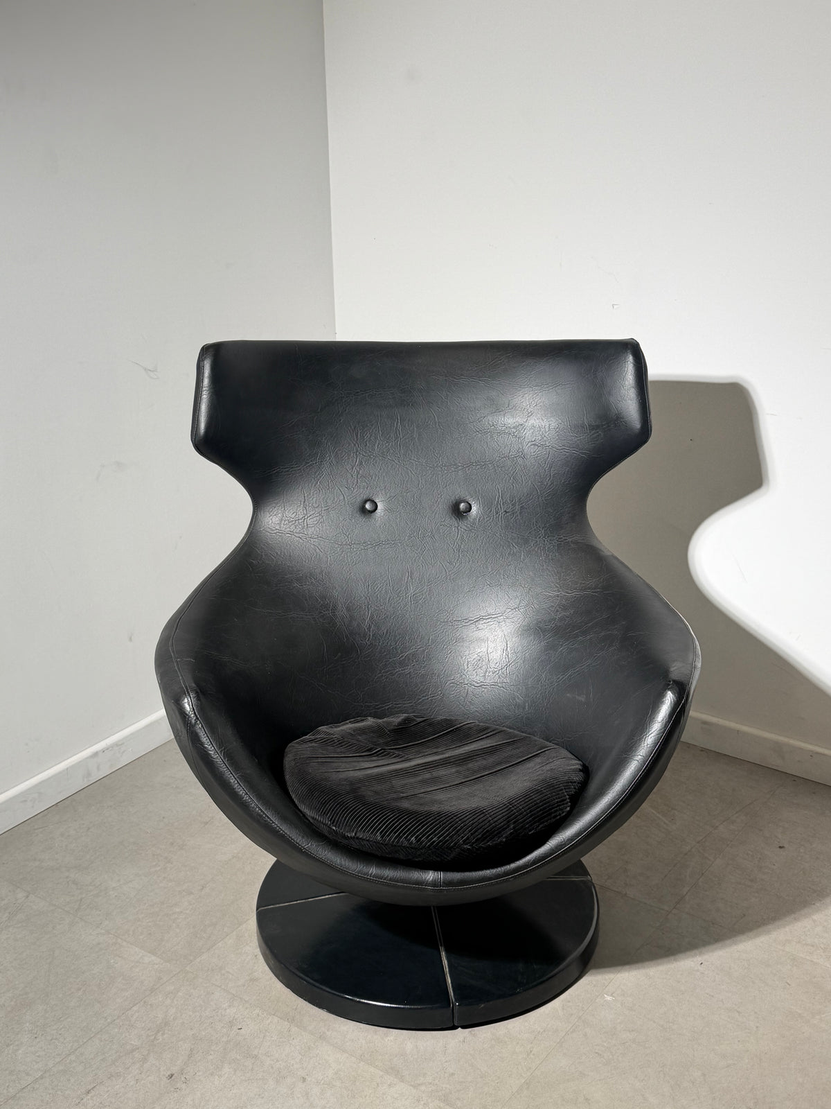 Jupiter Swivel Lounge Chair by Pierre Guariche for Meurop – Black