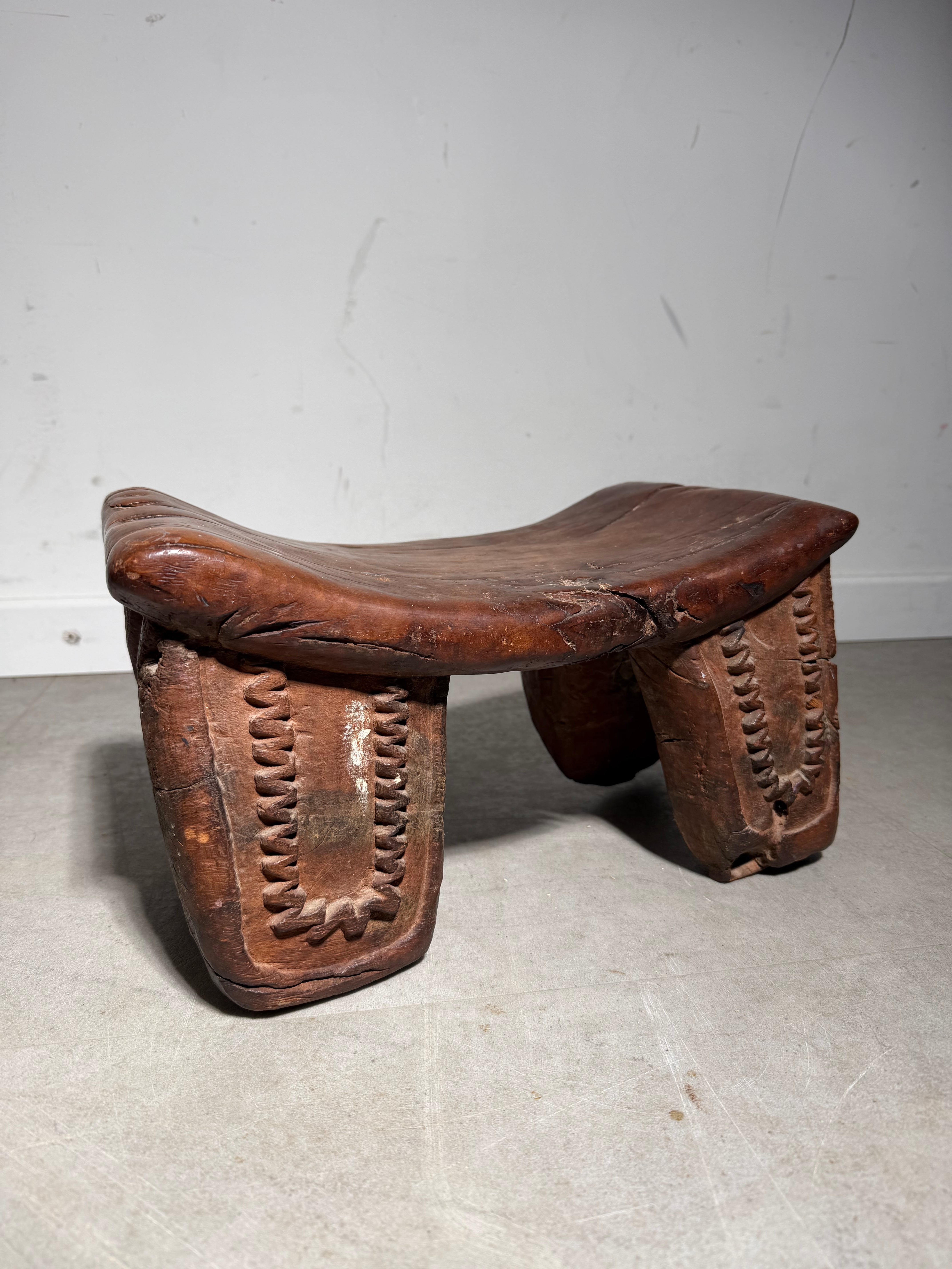 Tabouret en bois de style brutaliste tribal africain – sculpté à la main