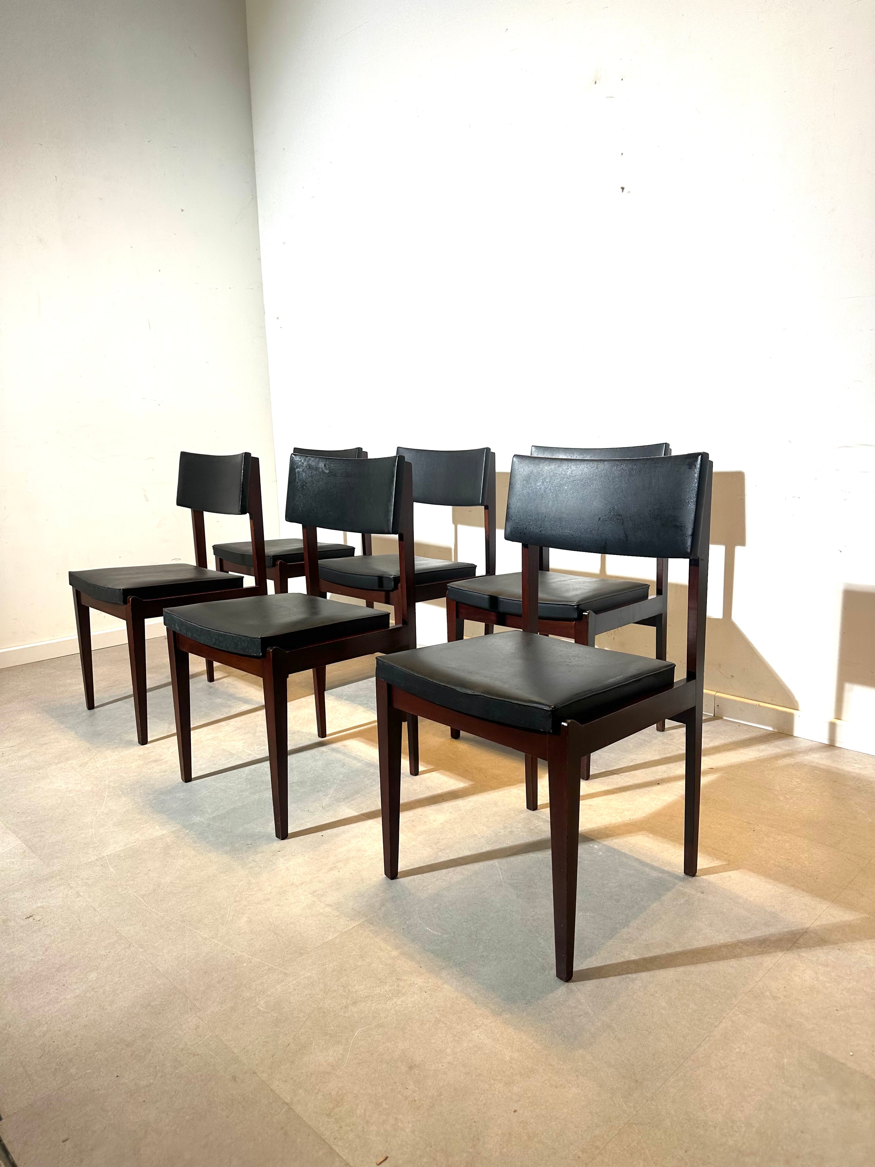 Set of vintage dining chairs in skai