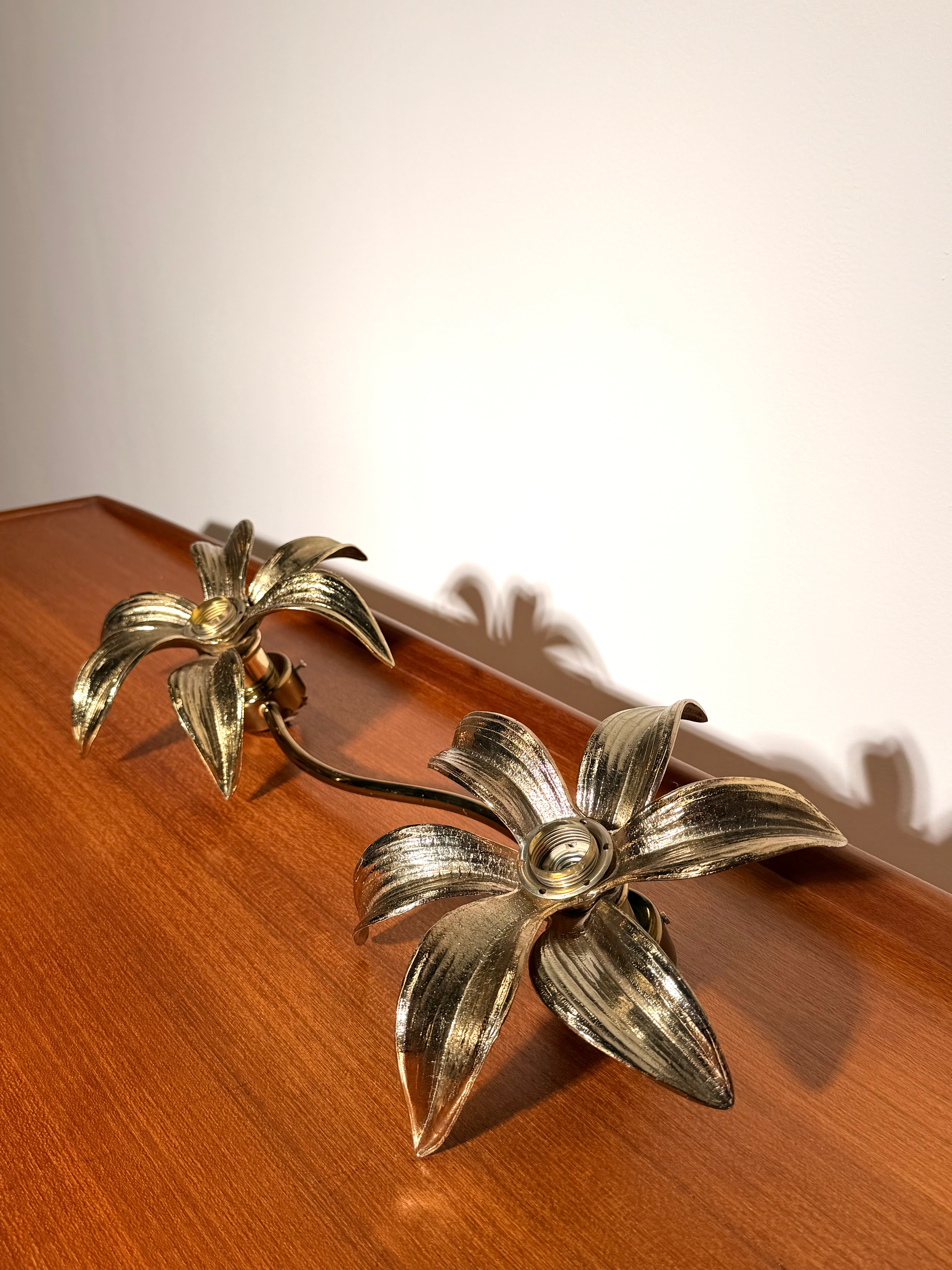 Vintage Floral Wall Lamp in Brass Willy Daro Style