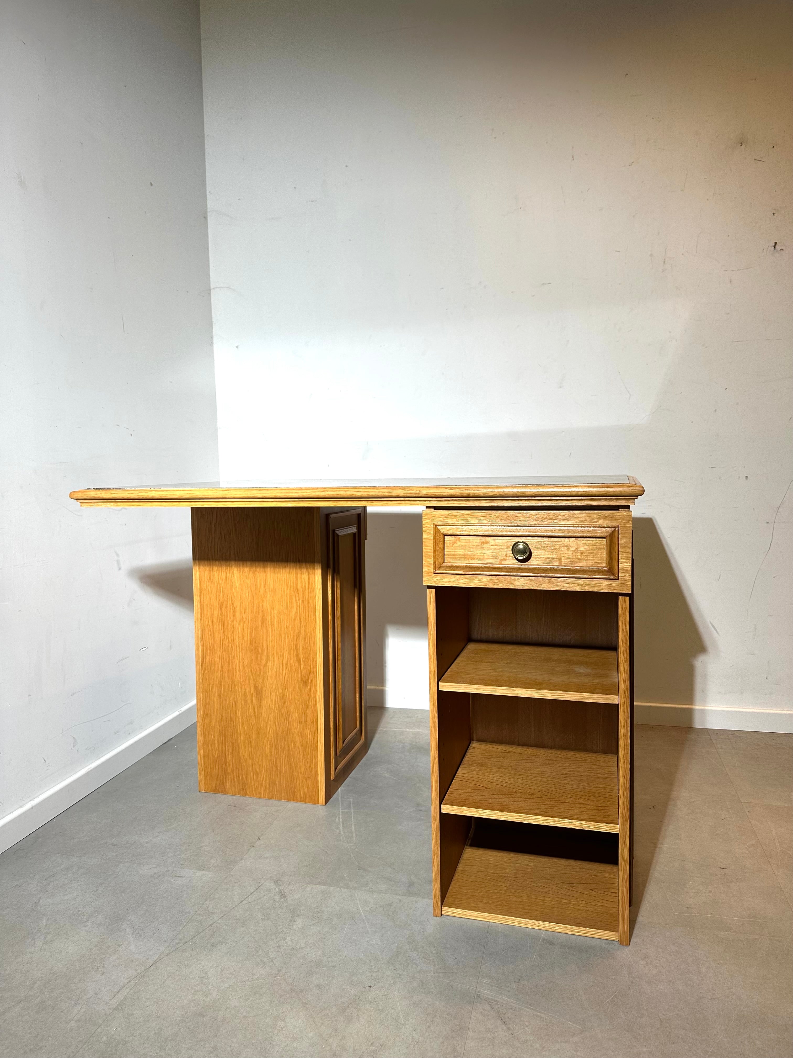 Bureau d'architecte avec plateau imitation marbre