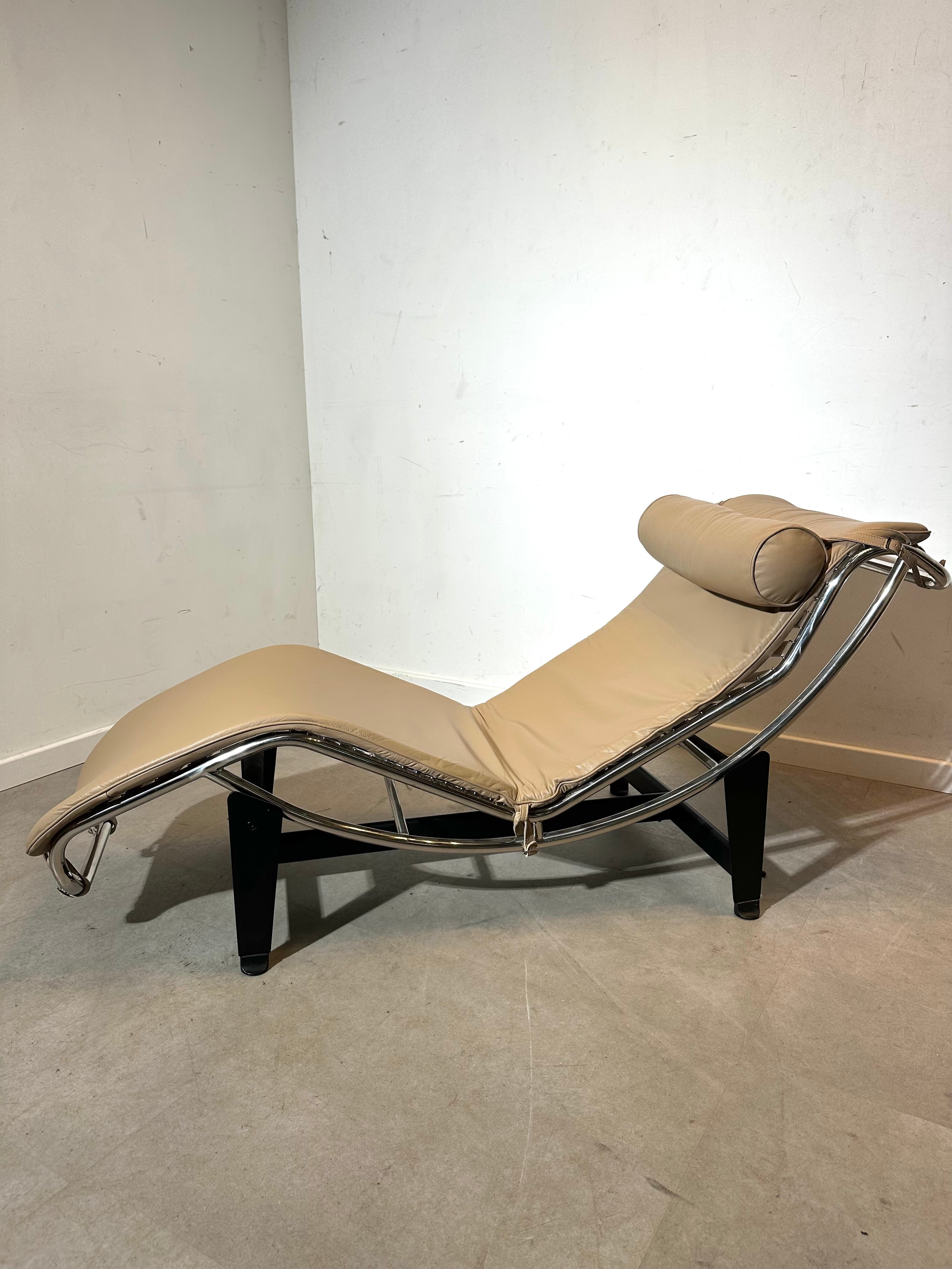LC4 chaise longue – Le Corbusier design – light brown – replica