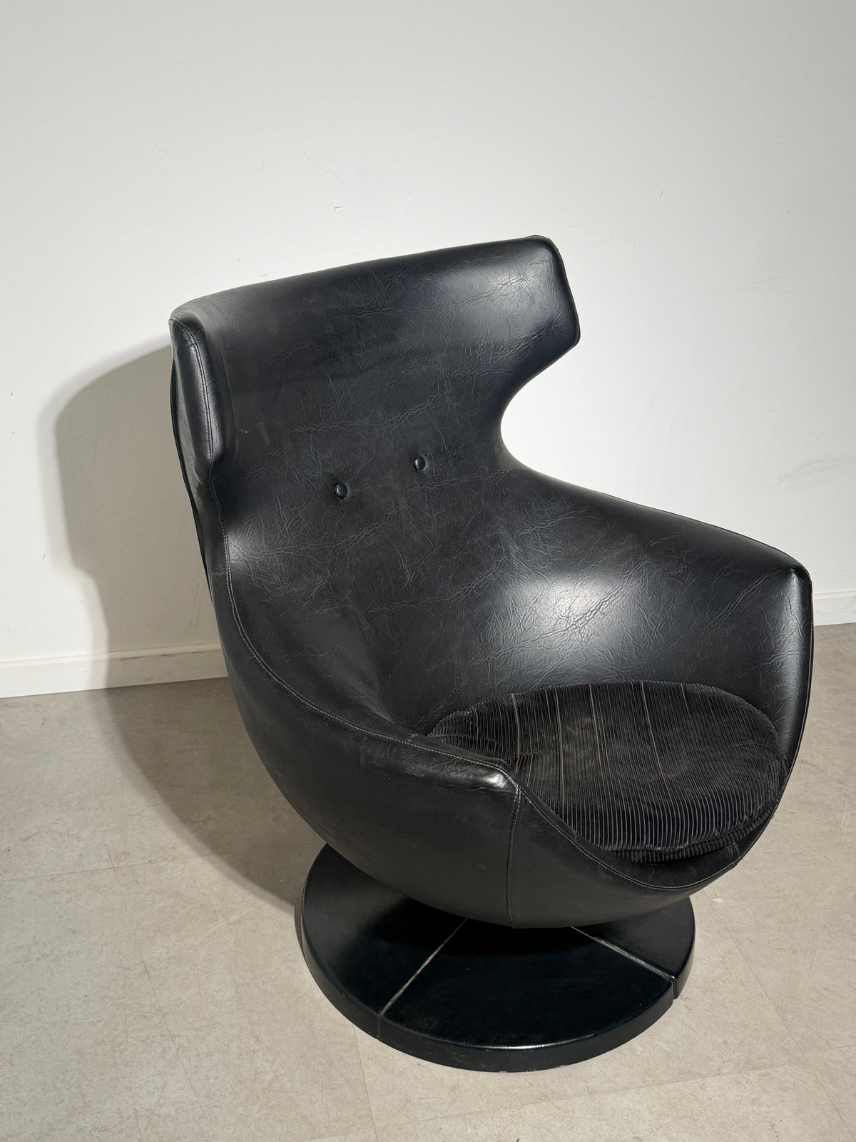 Jupiter Swivel Lounge Chair by Pierre Guariche for Meurop – Black