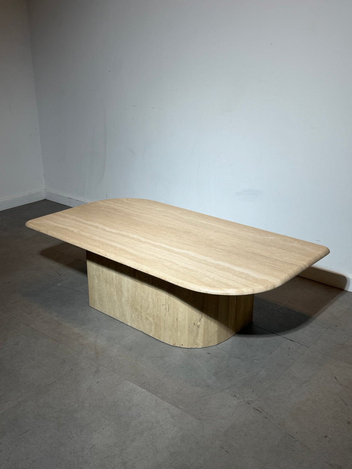 Table basse en travertin avec piètement central arrondi