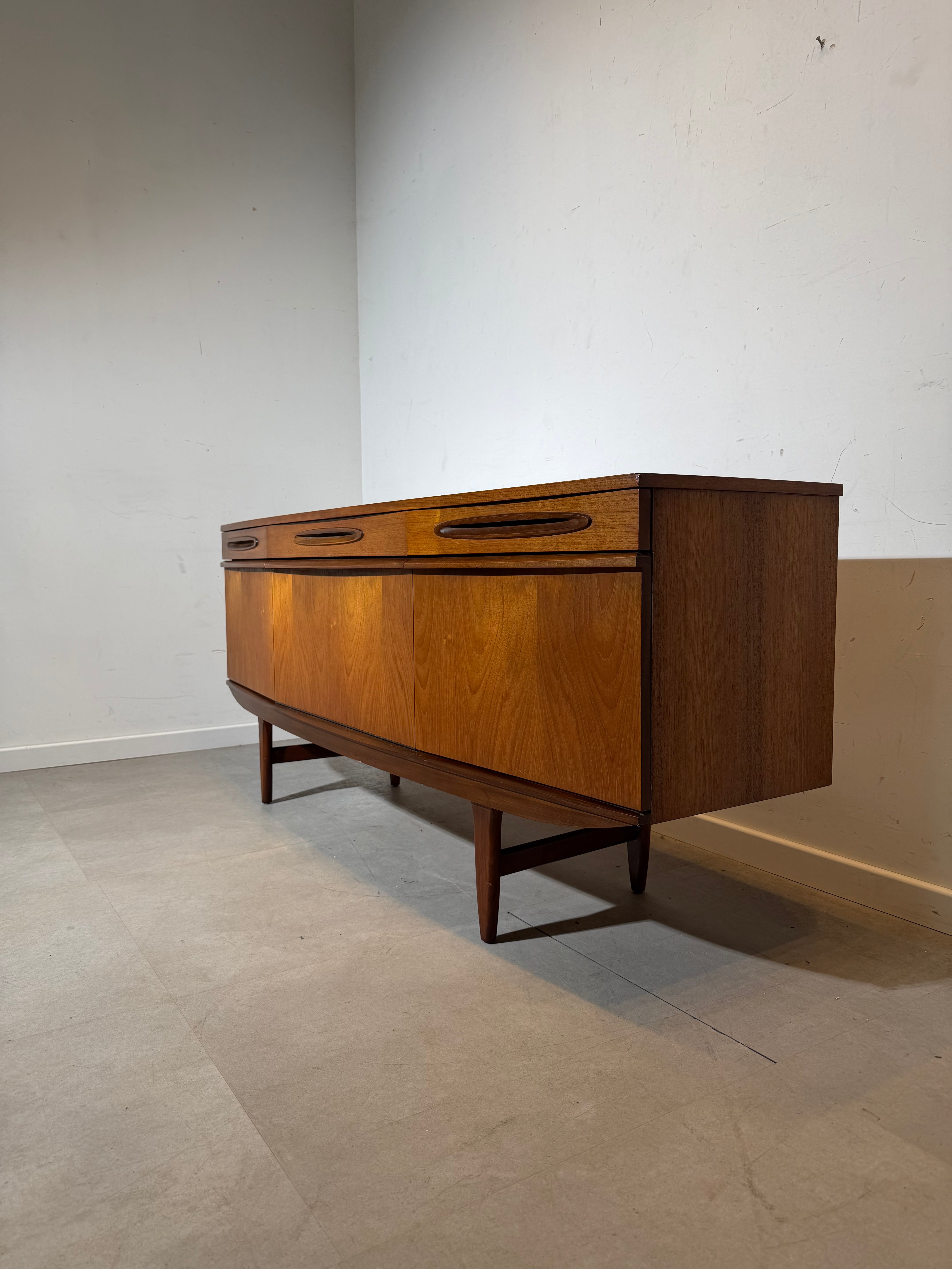 Buffet en teck Elliotts of Newbury – Style moderne du milieu du siècle (Royaume-Uni, années 1960)