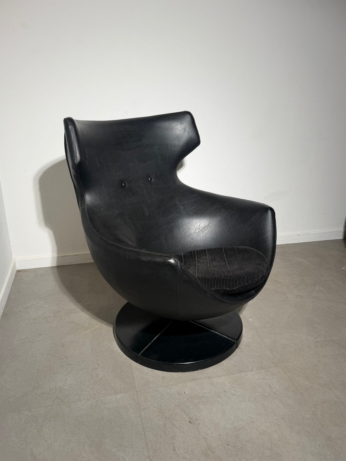 Jupiter Swivel Lounge Chair by Pierre Guariche for Meurop – Black