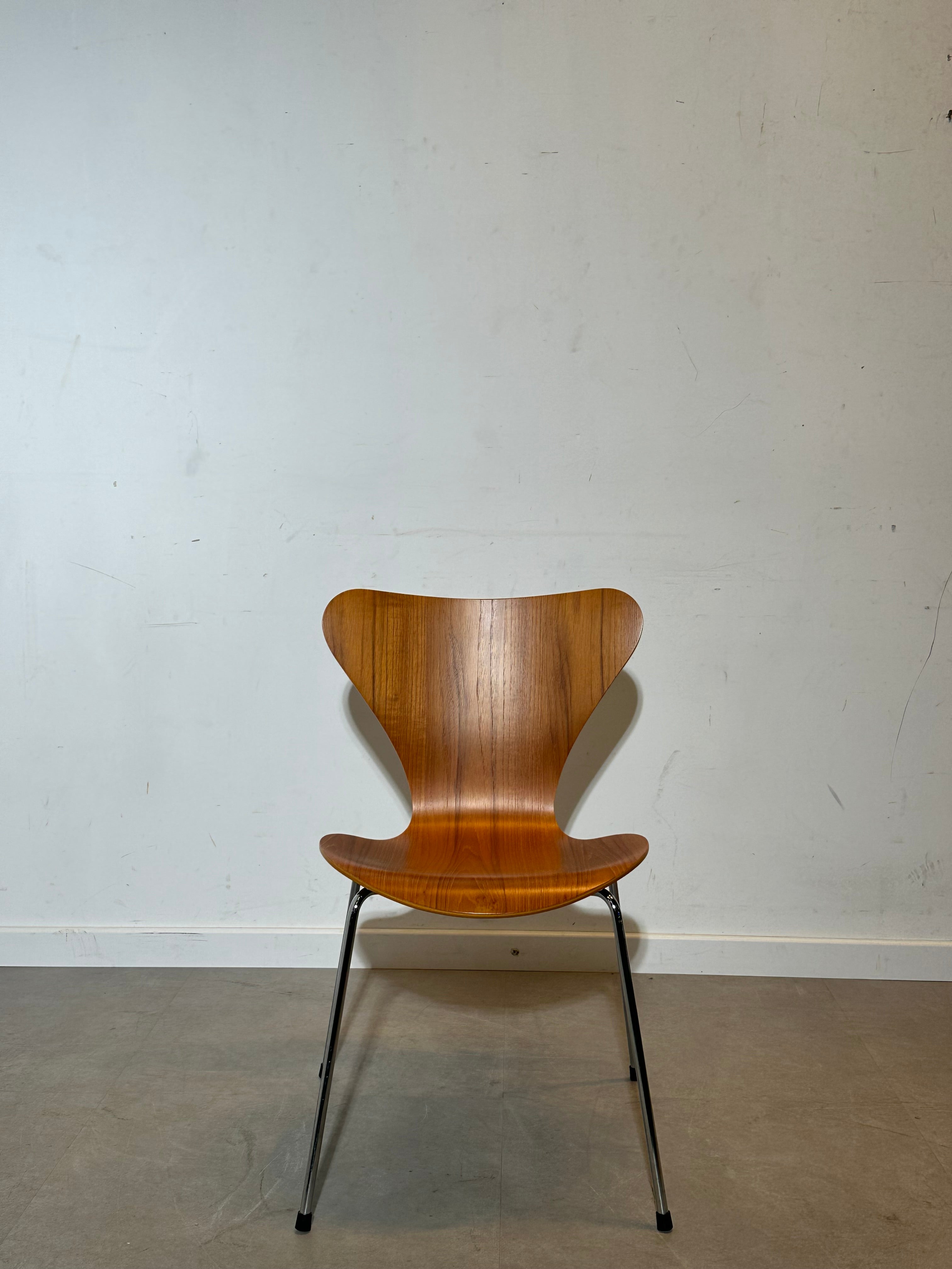 Fritz Hansen Series 7 Chairs – Set of 6 (1993 Edition) – Teak Veneer