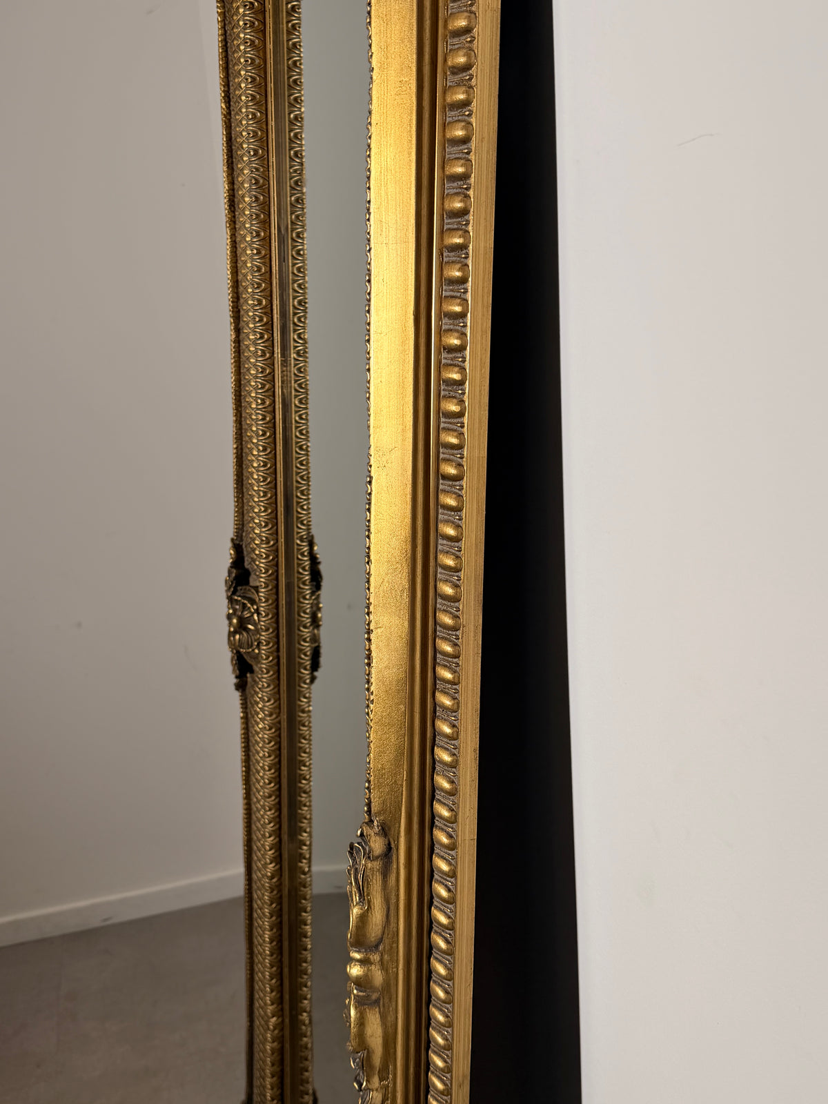 Ornate Gilt Floor Mirror – Classic Baroque Style