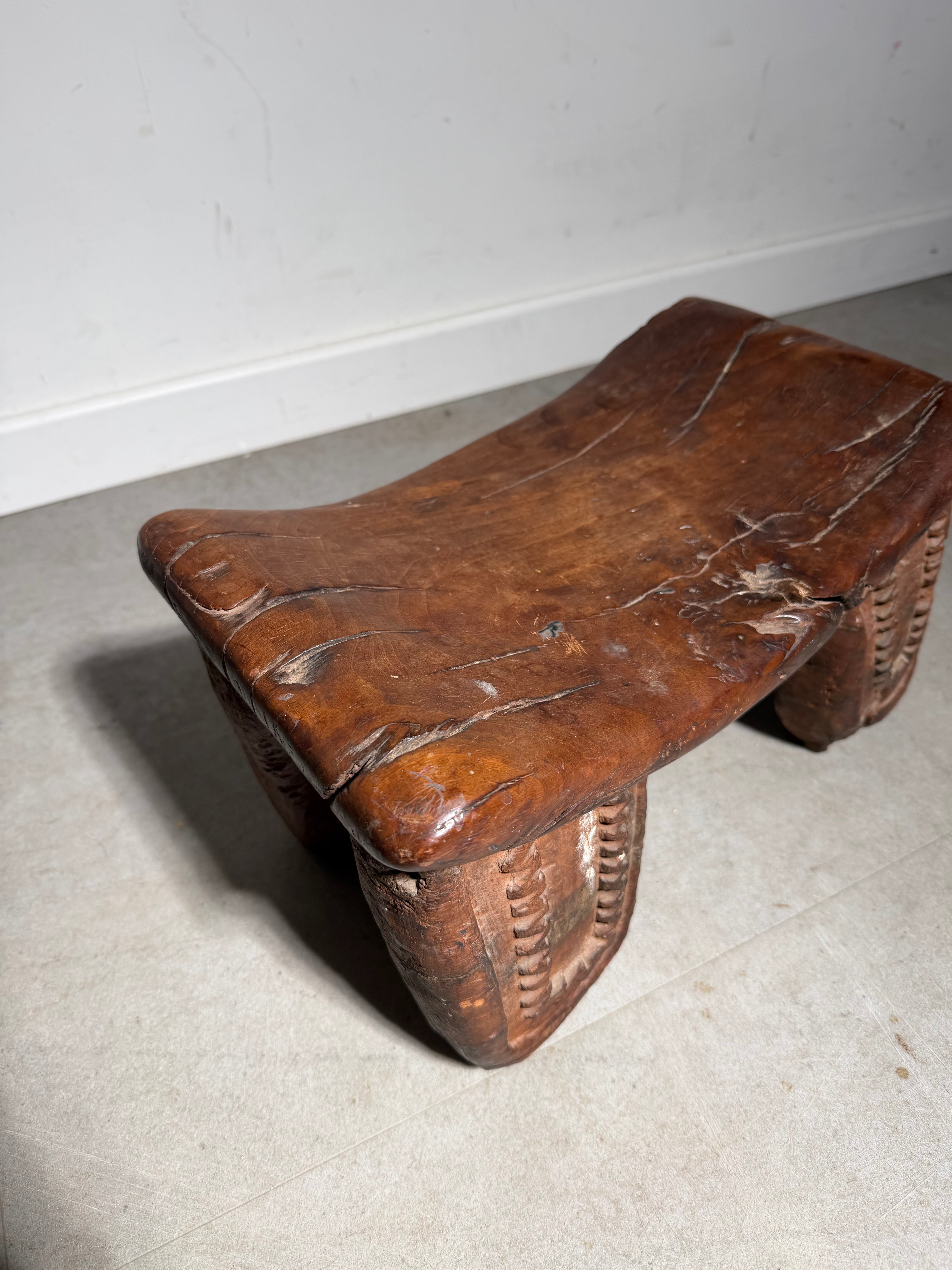 Tabouret en bois de style brutaliste tribal africain – sculpté à la main