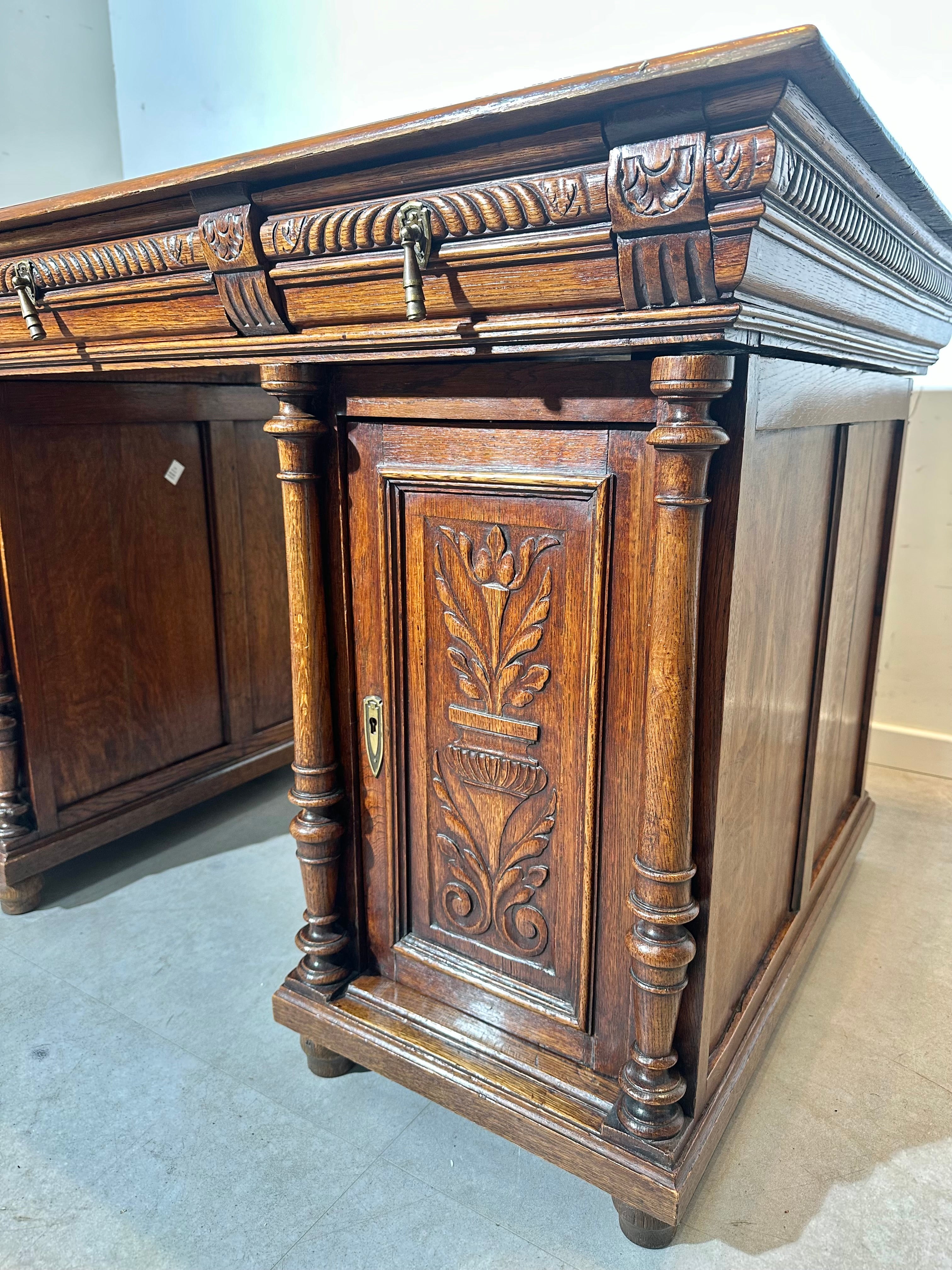 Bureau ancien en chêne sculpté à double face