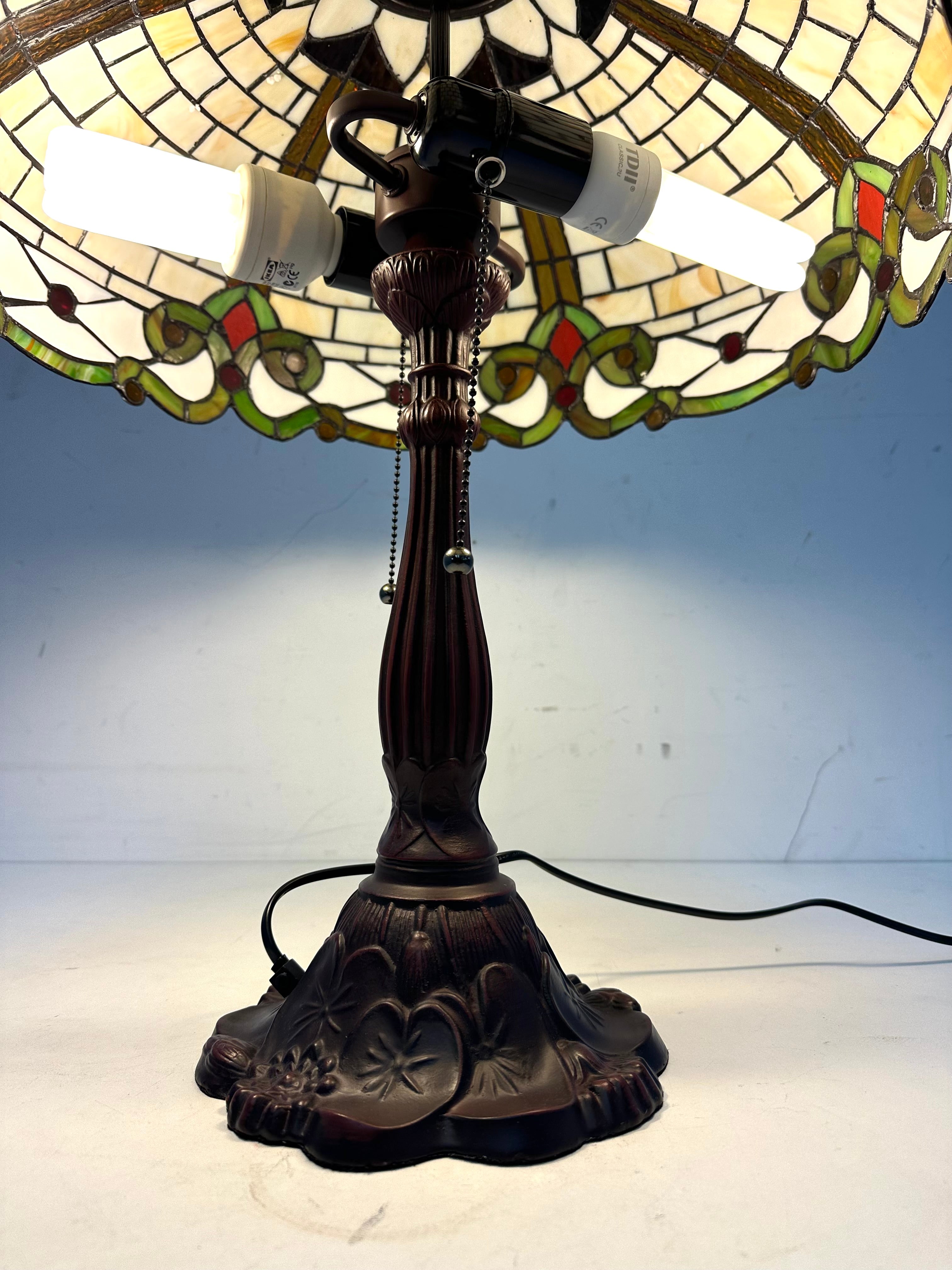 Tiffany Style Table Lamp – Stained Glass