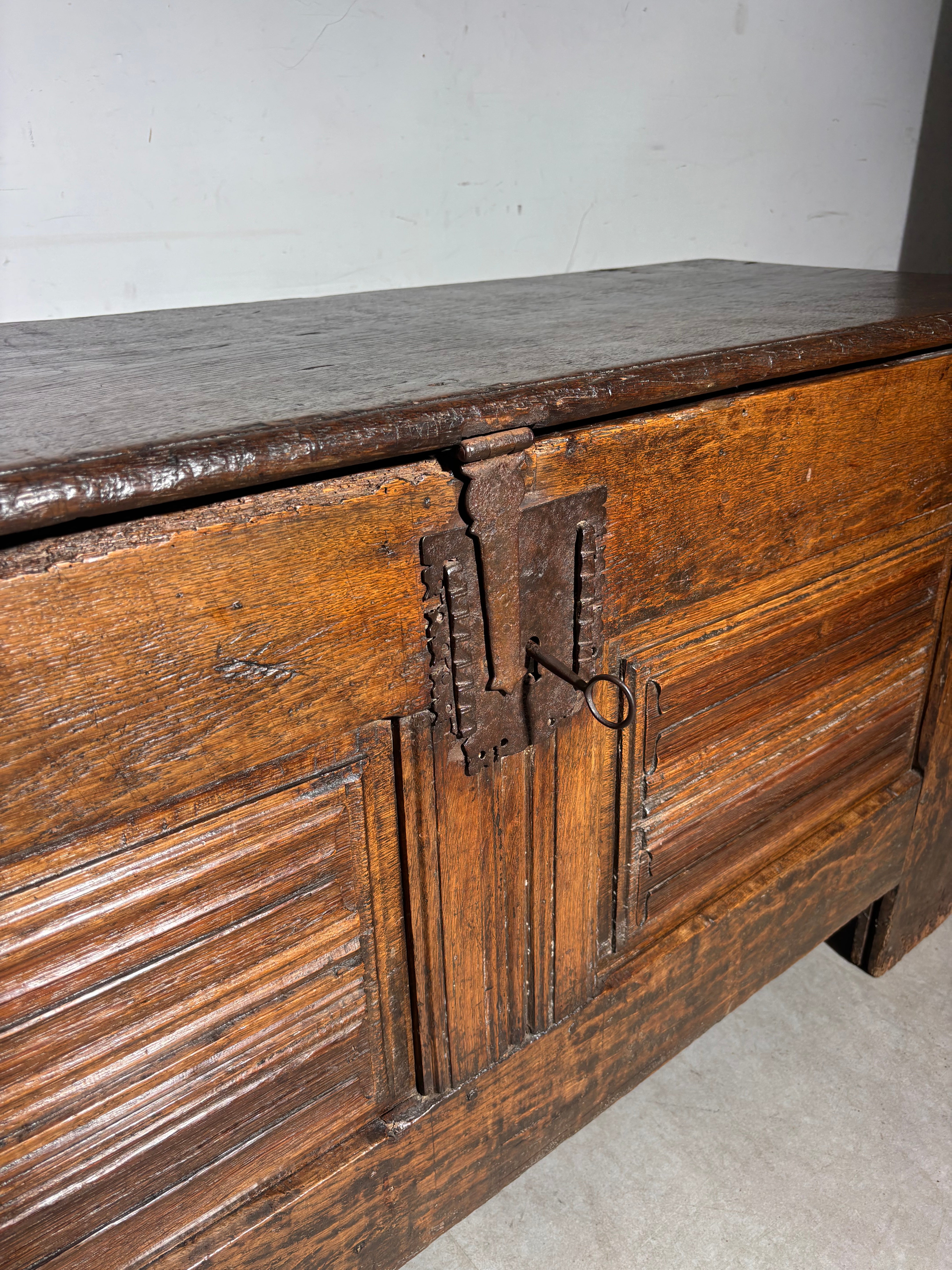 Grand coffre ancien en bois – Rustique et artisanal