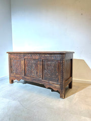 Coffre de rangement ancien en bois sculpté à la main