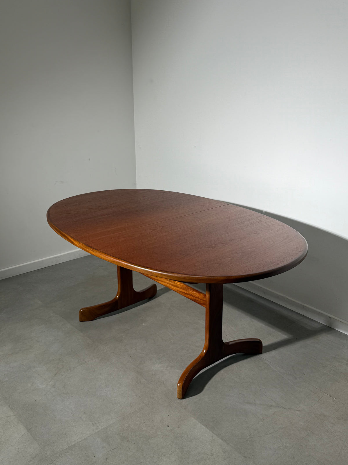 G-Plan “Whale Tail” Extendable Teak Dining Table – Mid-Century Modern