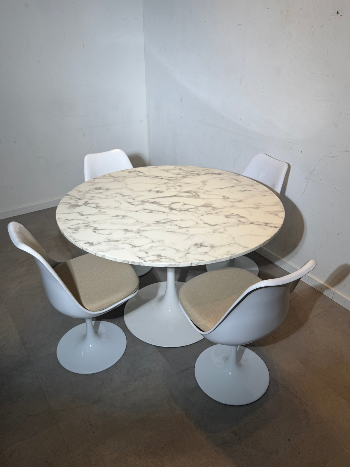 Table à manger Tulip en marbre avec 4 chaises – Ø120 cm