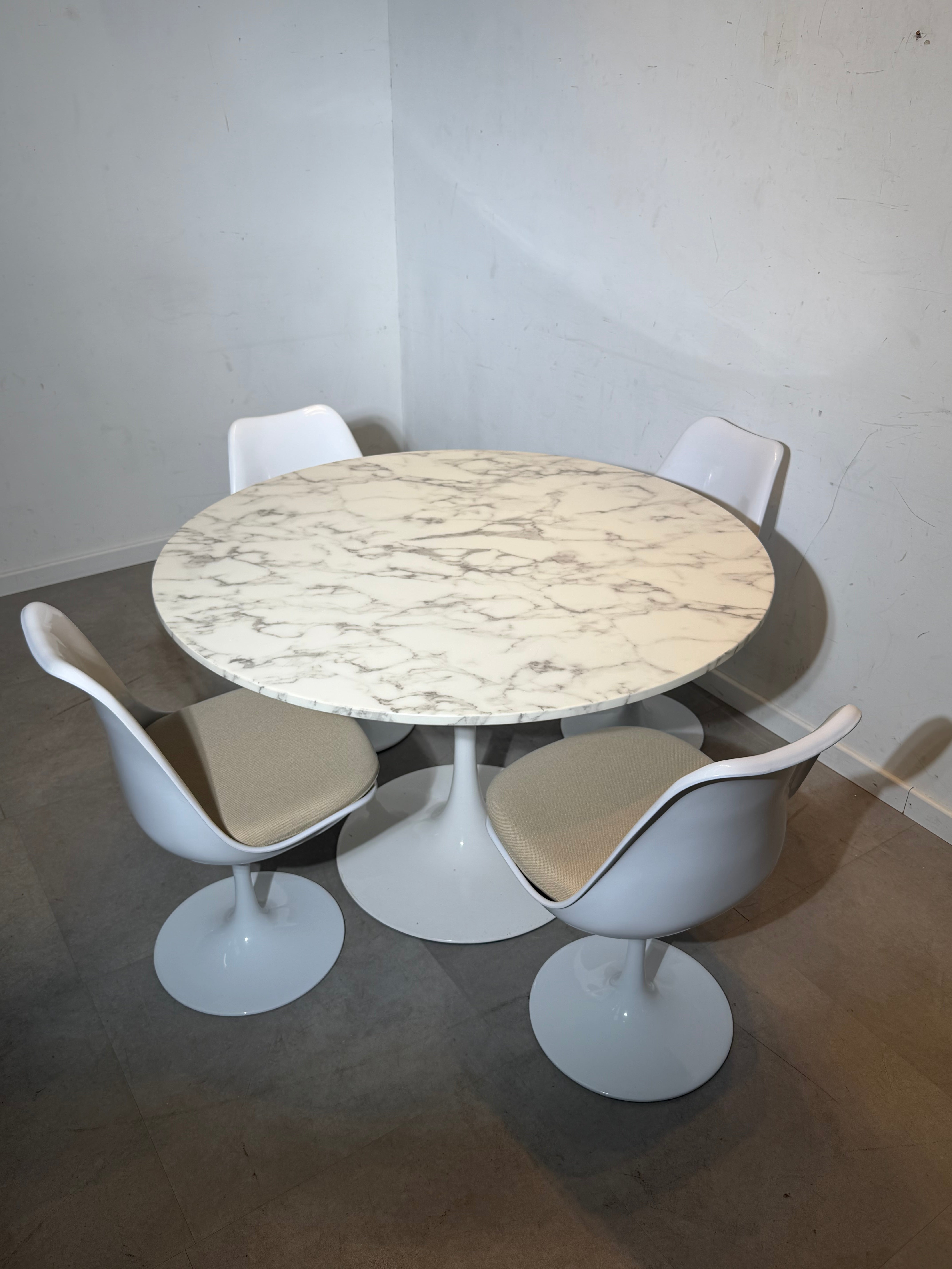 Tulip marble dining table with 4 chairs – Ø120 cm