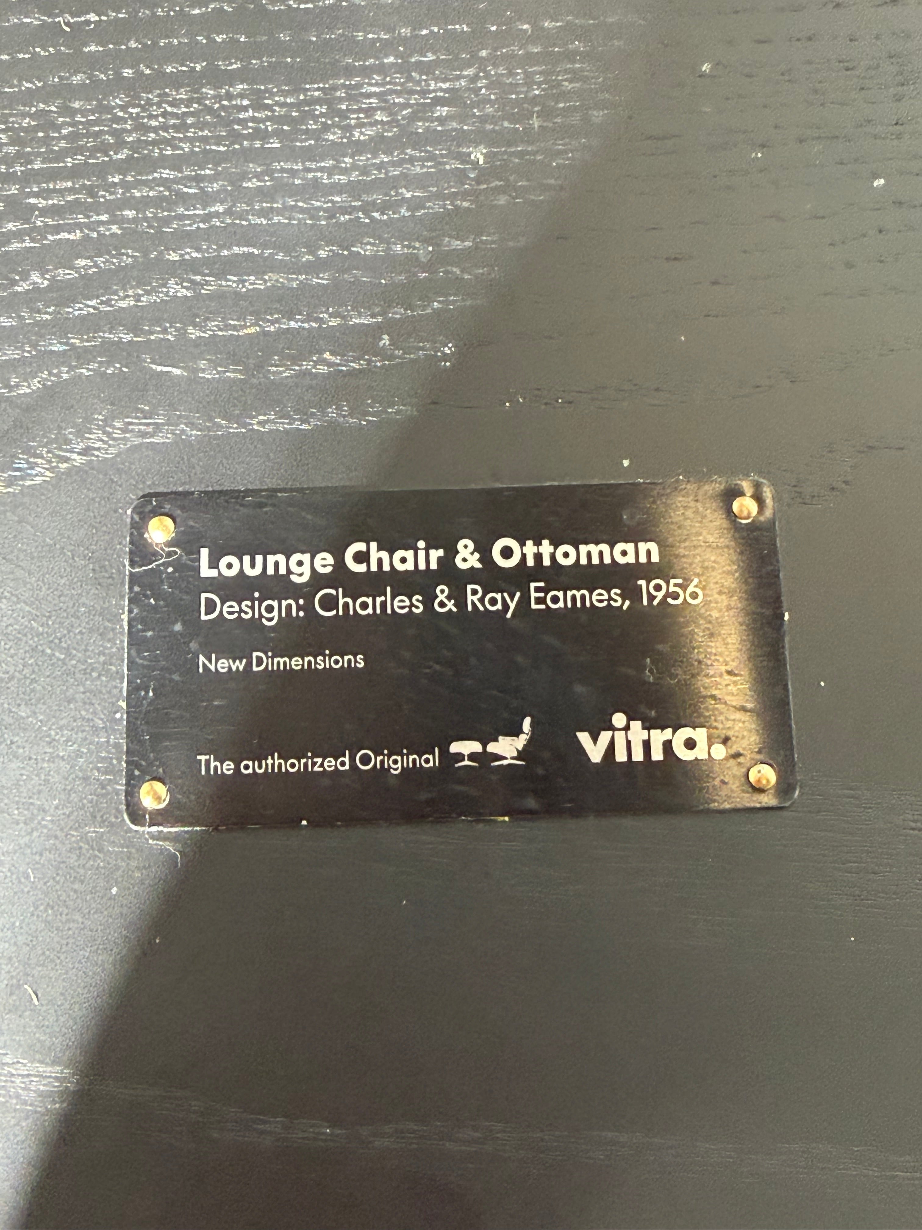 Fauteuil lounge Vitra Eames XL avec repose-pieds, entièrement noir.