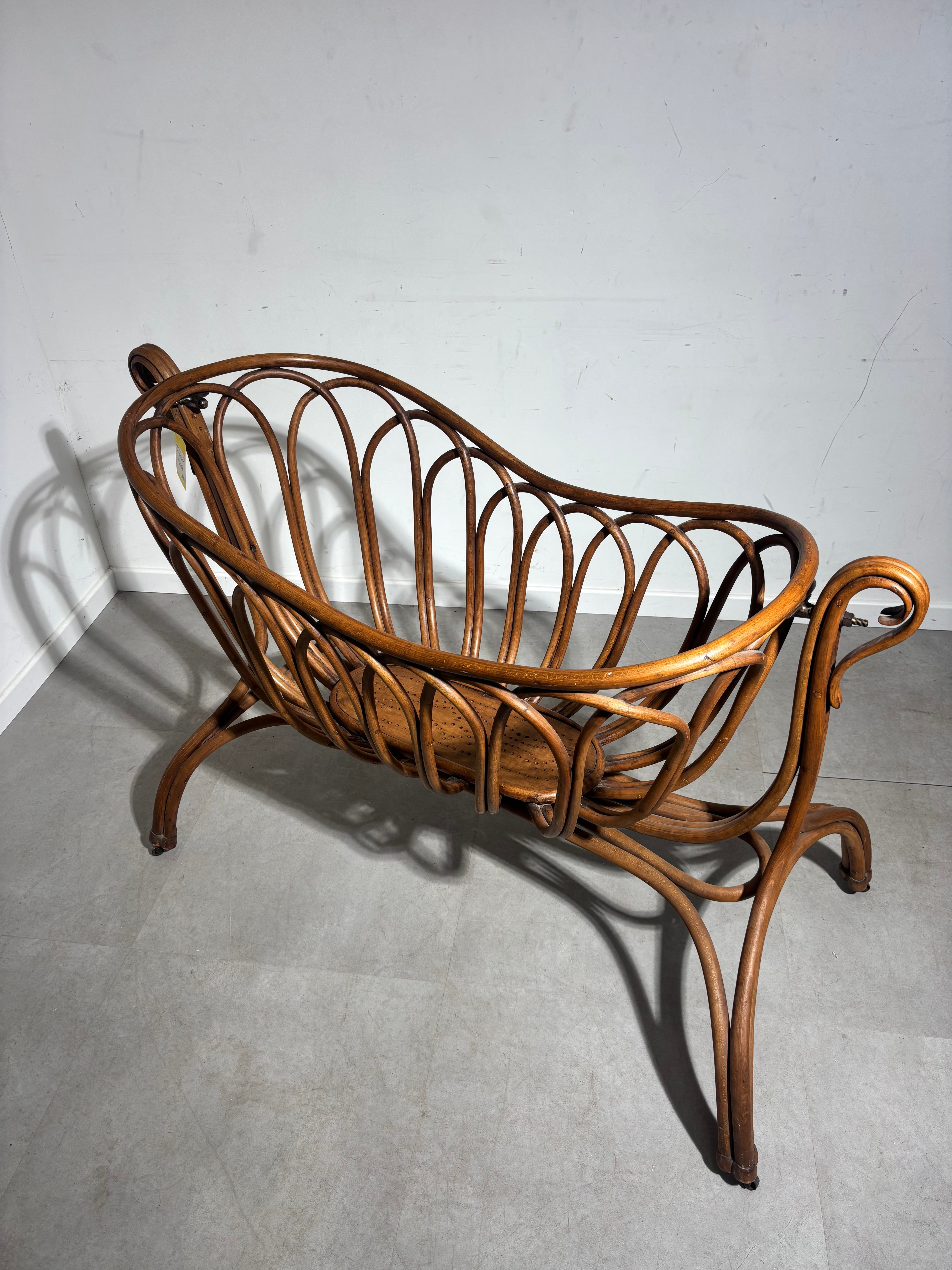 Berceau/lit de jour en bois courbé de style Thonet – XXe siècle