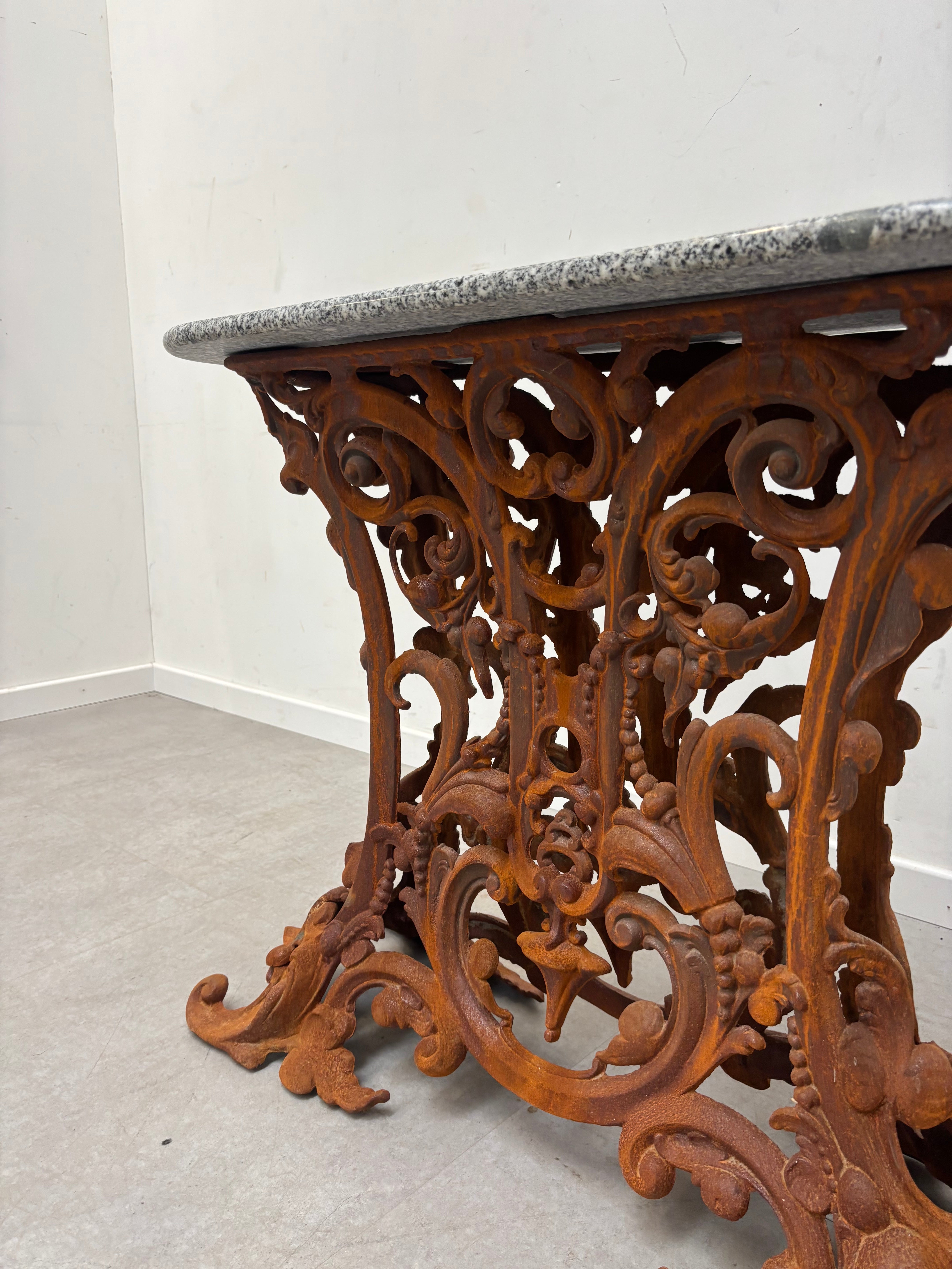 Antieke gietijzeren consoletafel