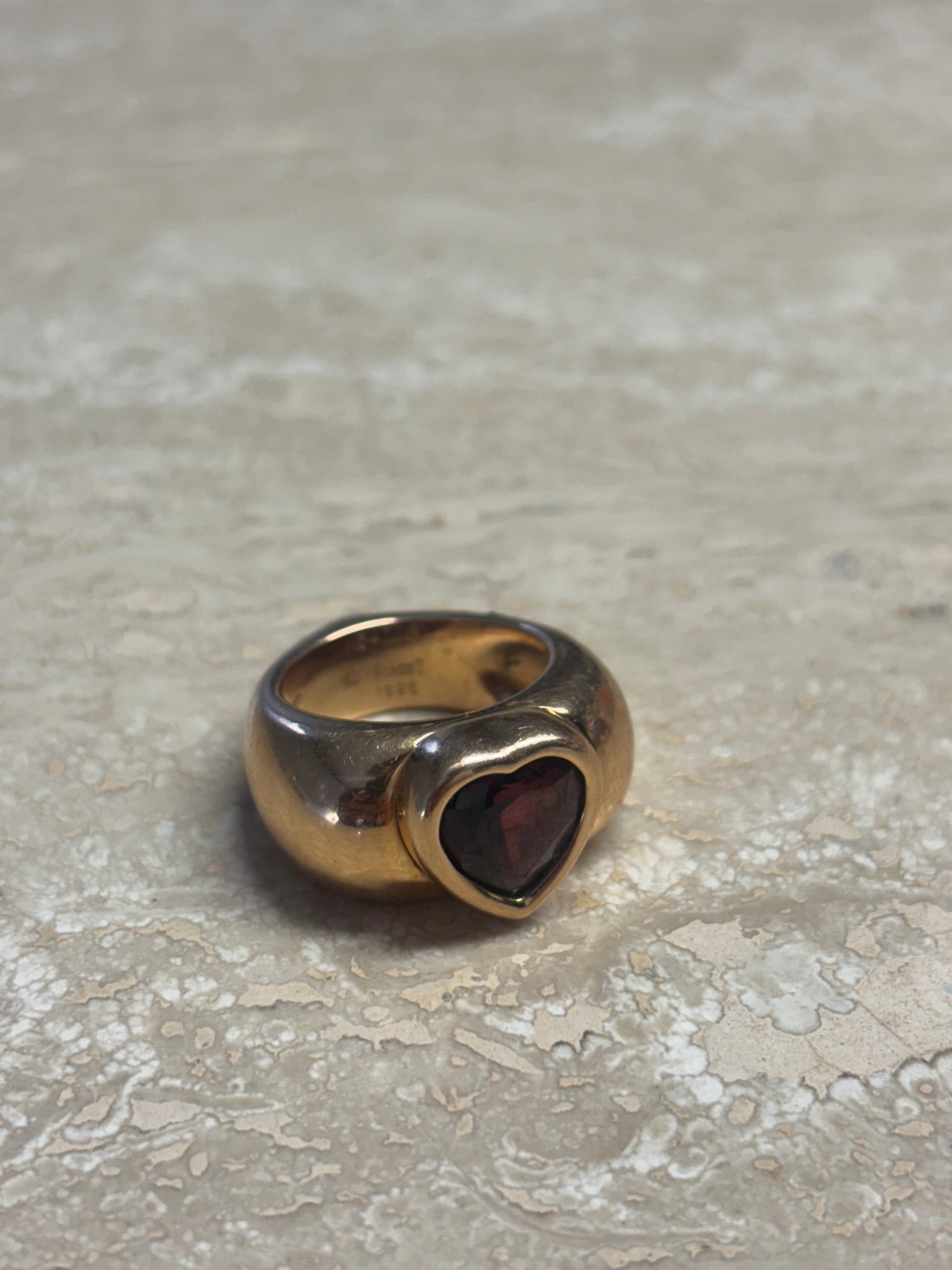 Bague Piaget en or 18 carats avec grenat en forme de cœur – Taille 55