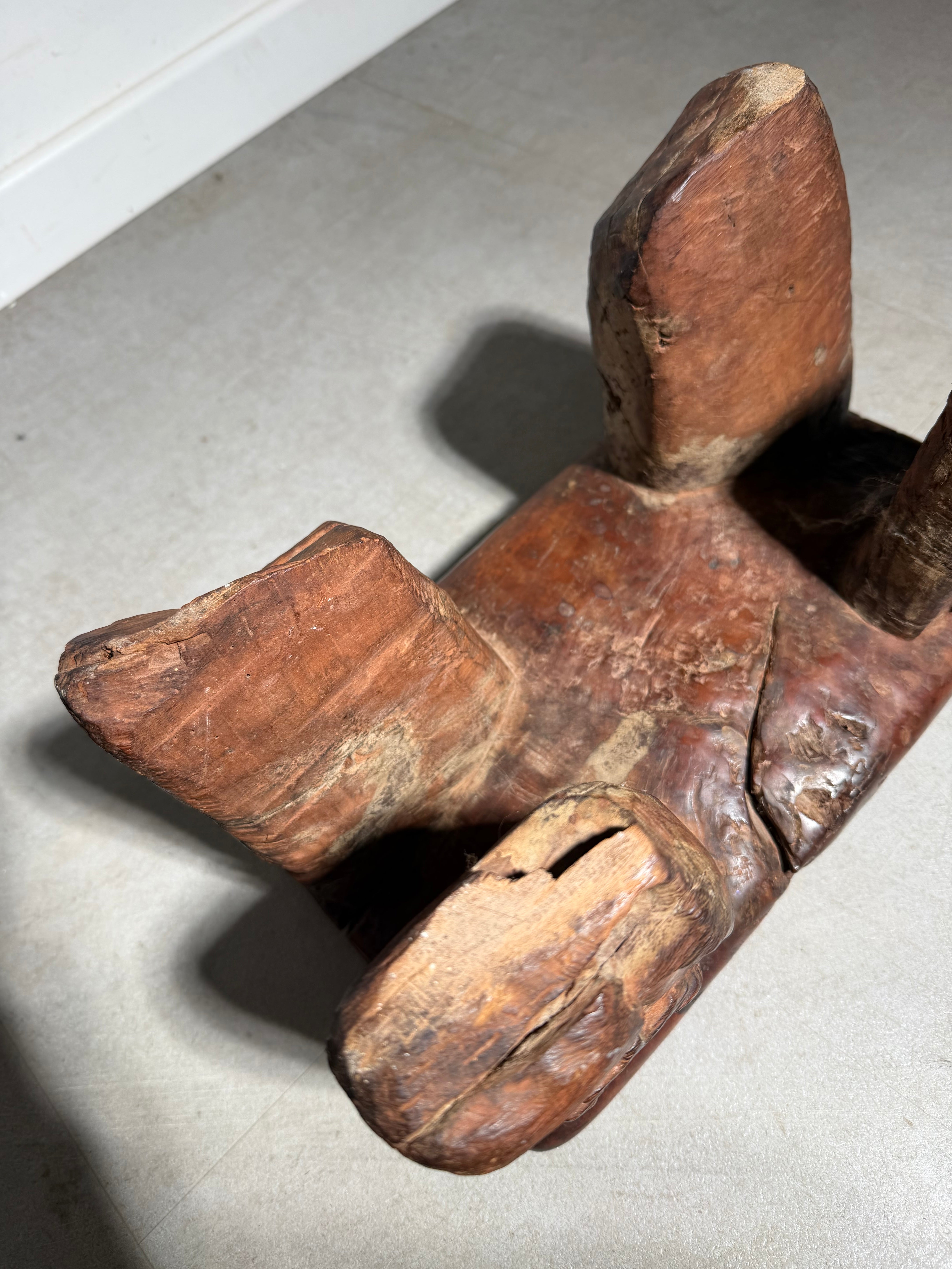 Tabouret en bois de style brutaliste tribal africain – sculpté à la main