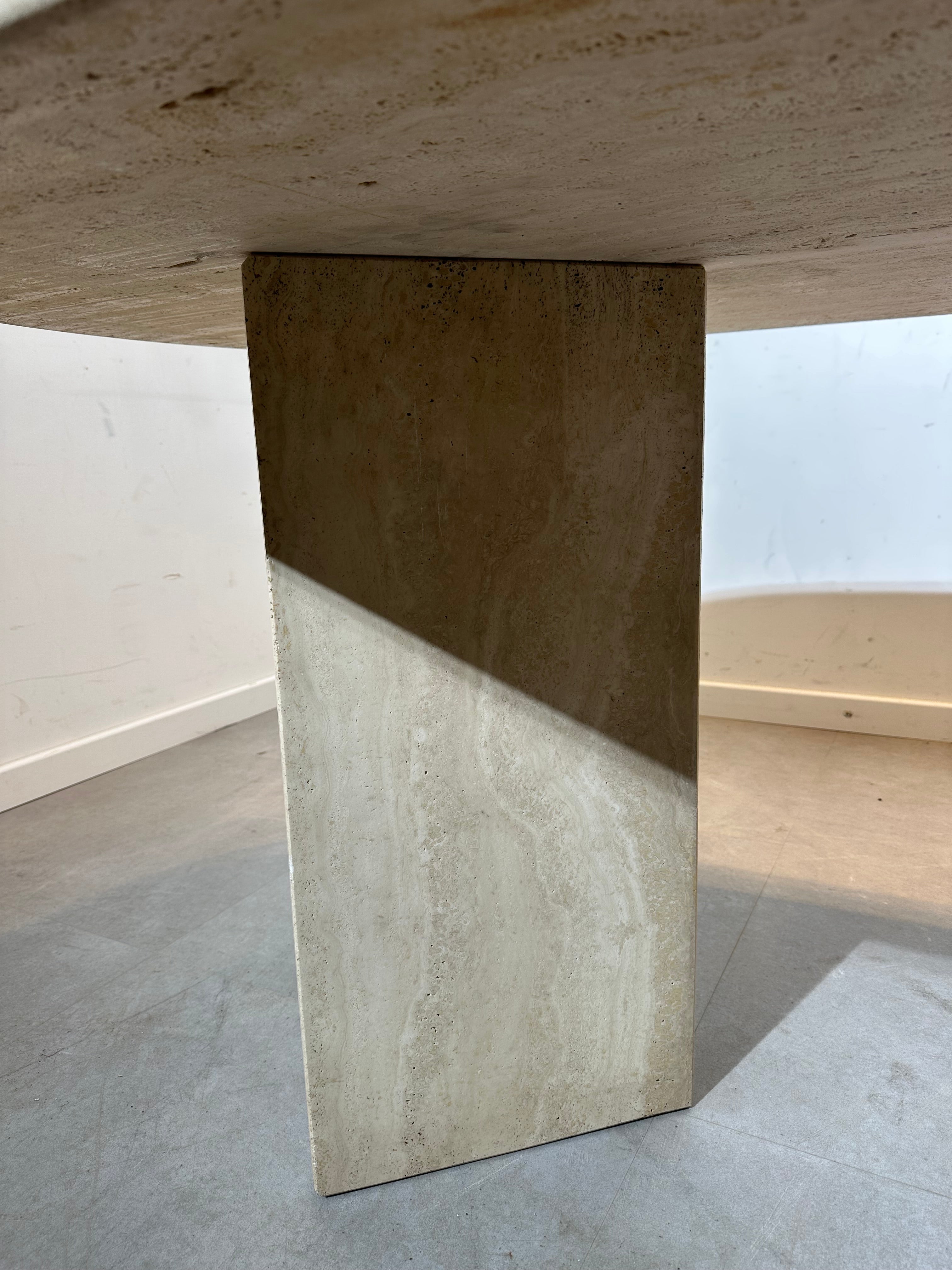 Table de salle à manger ovale en travertin – Piètement sculptural minimaliste