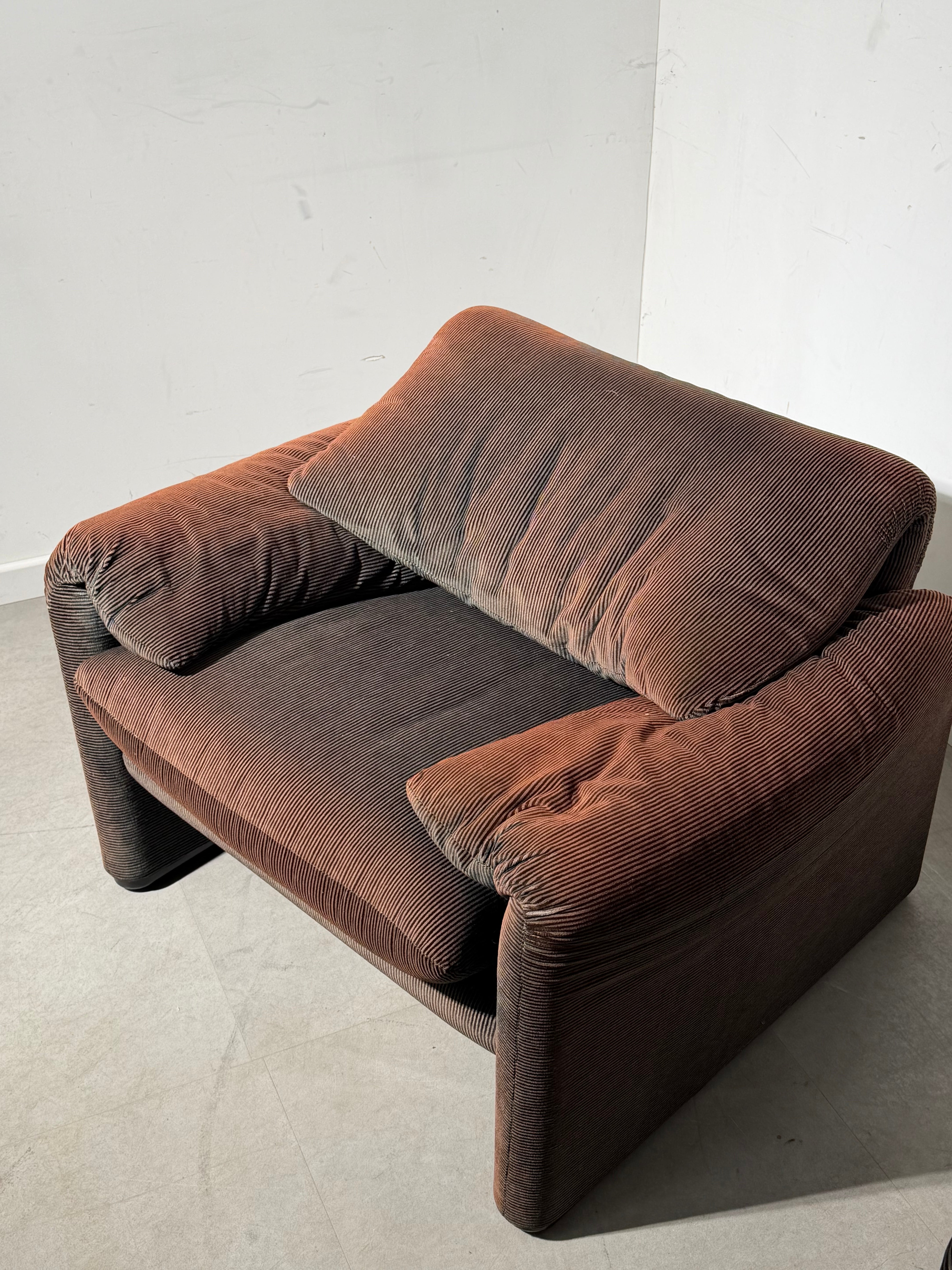 Cassina “Maralunga” One-Seater – Iconic Design with Sun-Kissed Patina