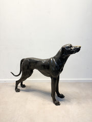 Statue en bronze d'un chien de chasse