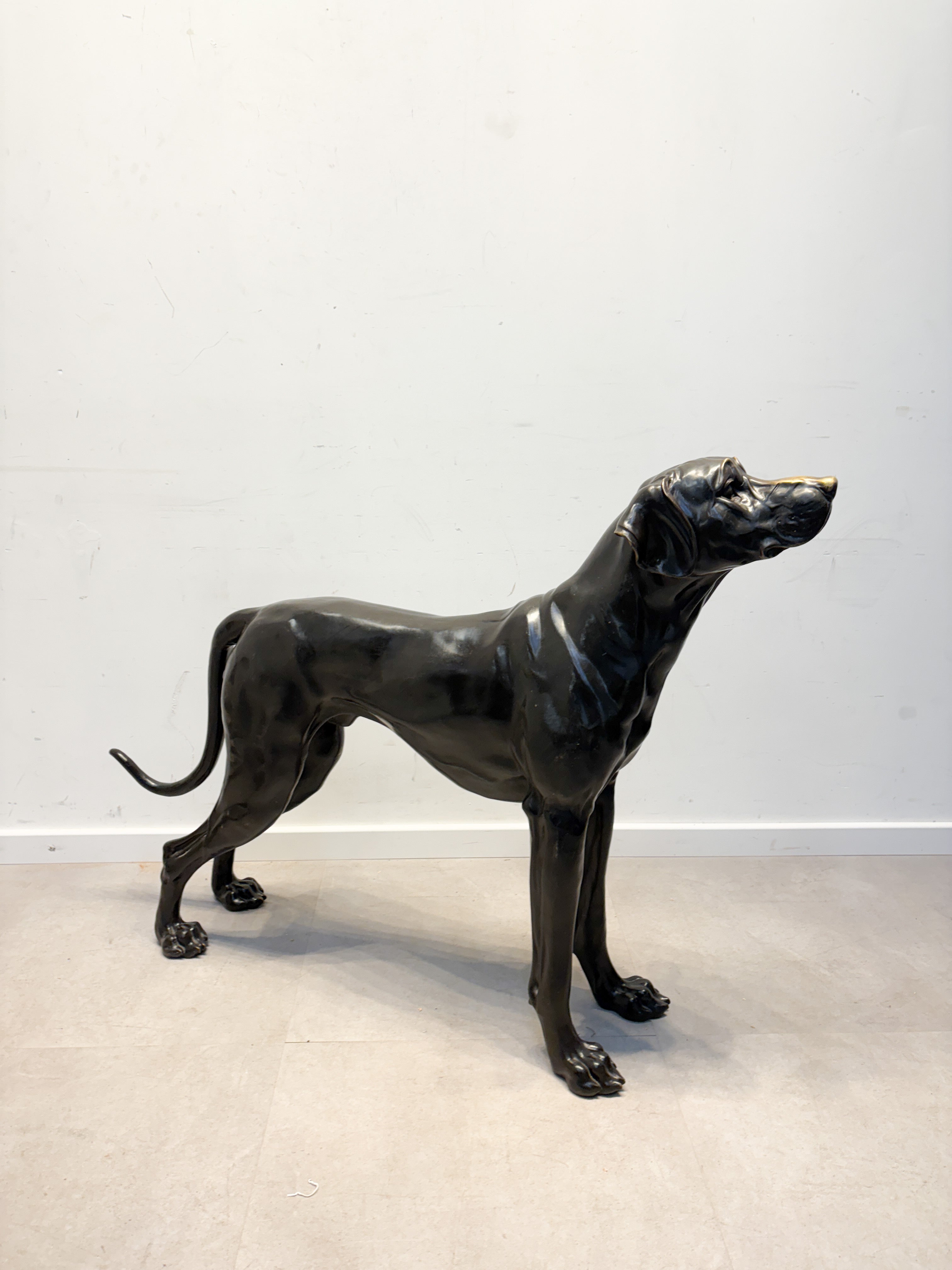 Statue en bronze d'un chien de chasse