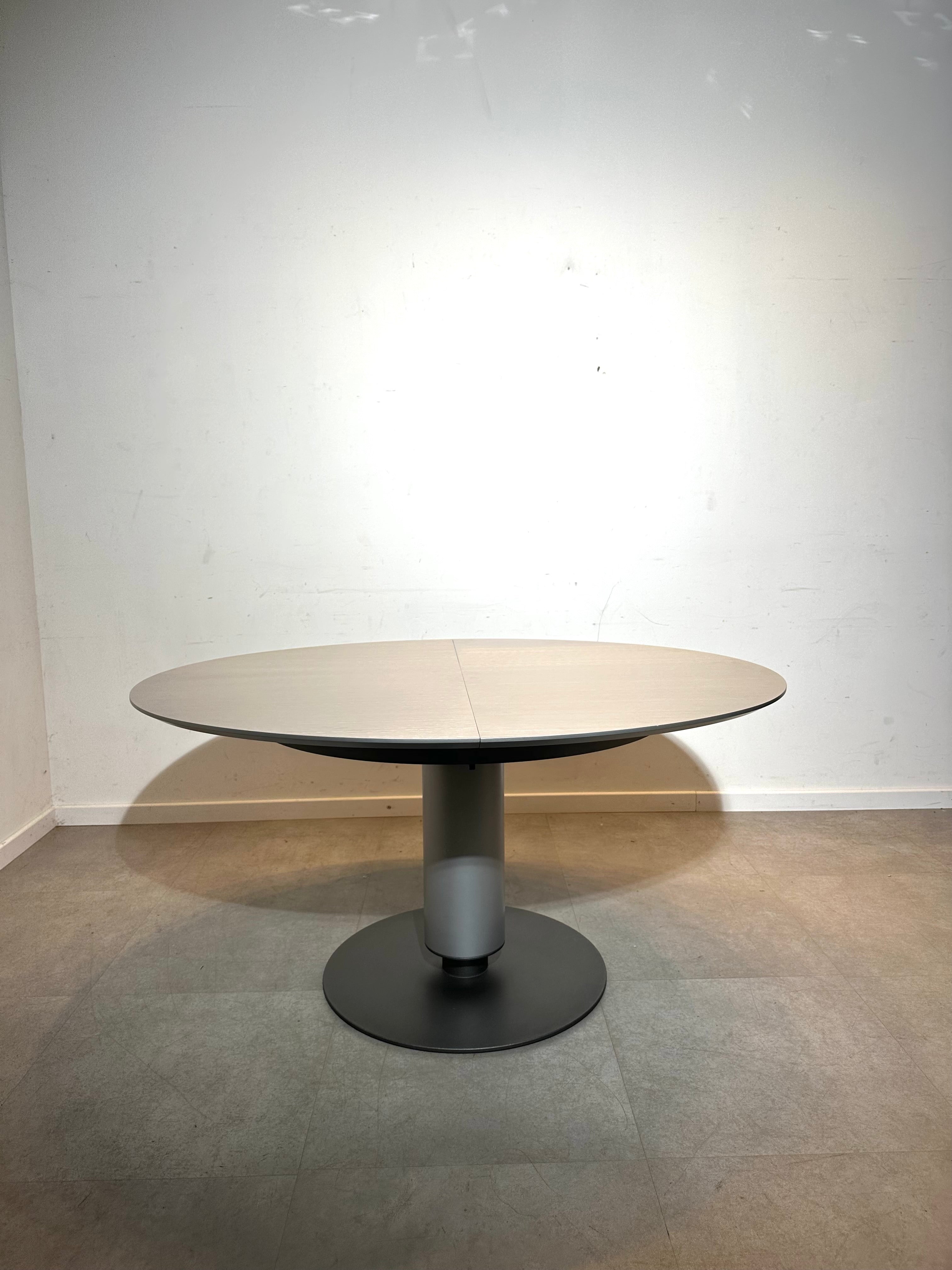 Leolux Extendable Dining Table "Calbuco"